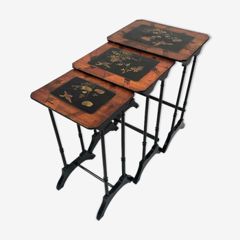 Série de trois tables gigognes laque à décor d’oiseaux branchés et marqueterie. Circa 1900