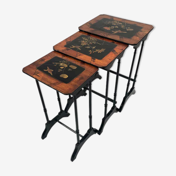 Series of three nesting tables, lacquer decorated with trendy birds and marquetry. circa 1900