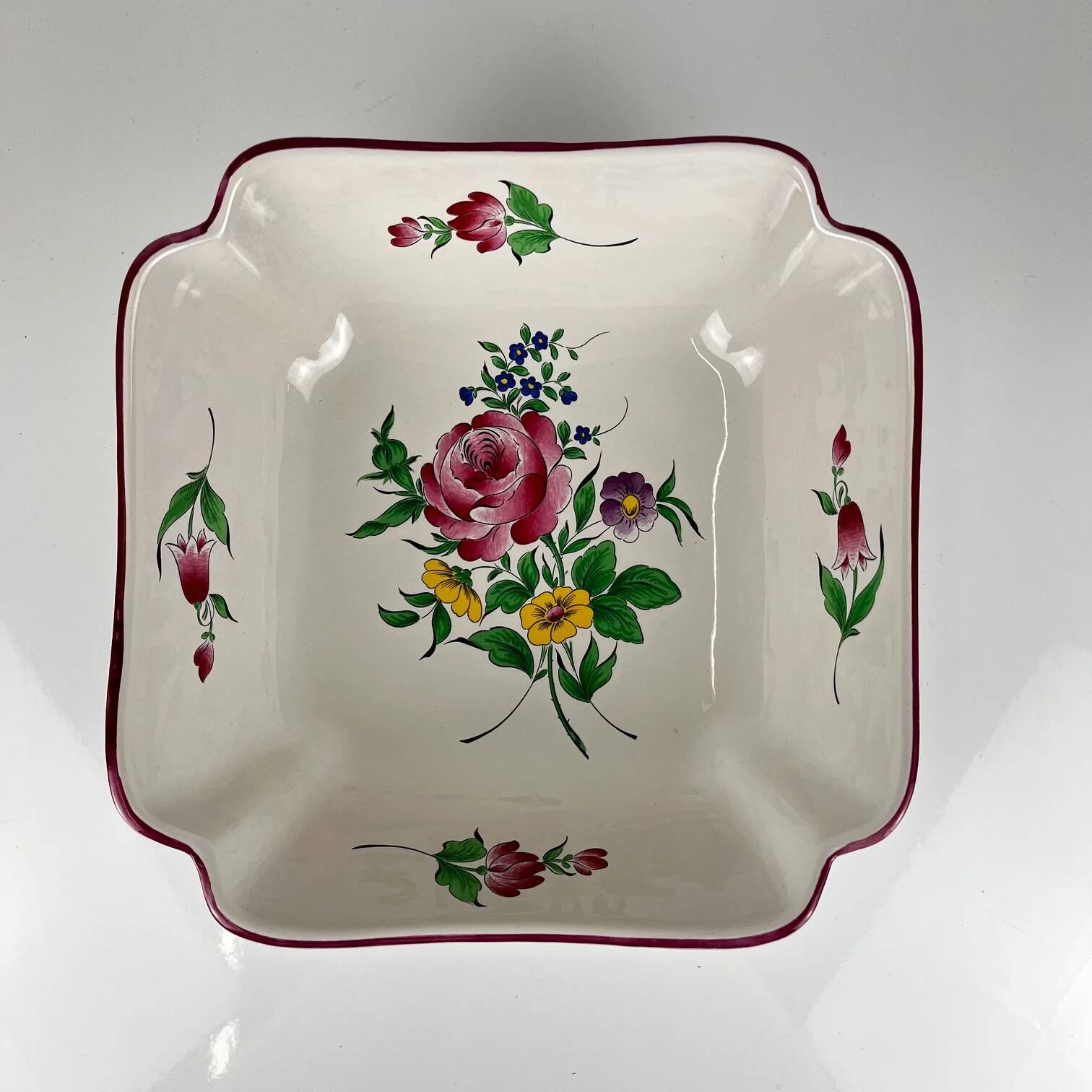 Square salad bowl, lantern model by KG Lunéville, rose pattern.