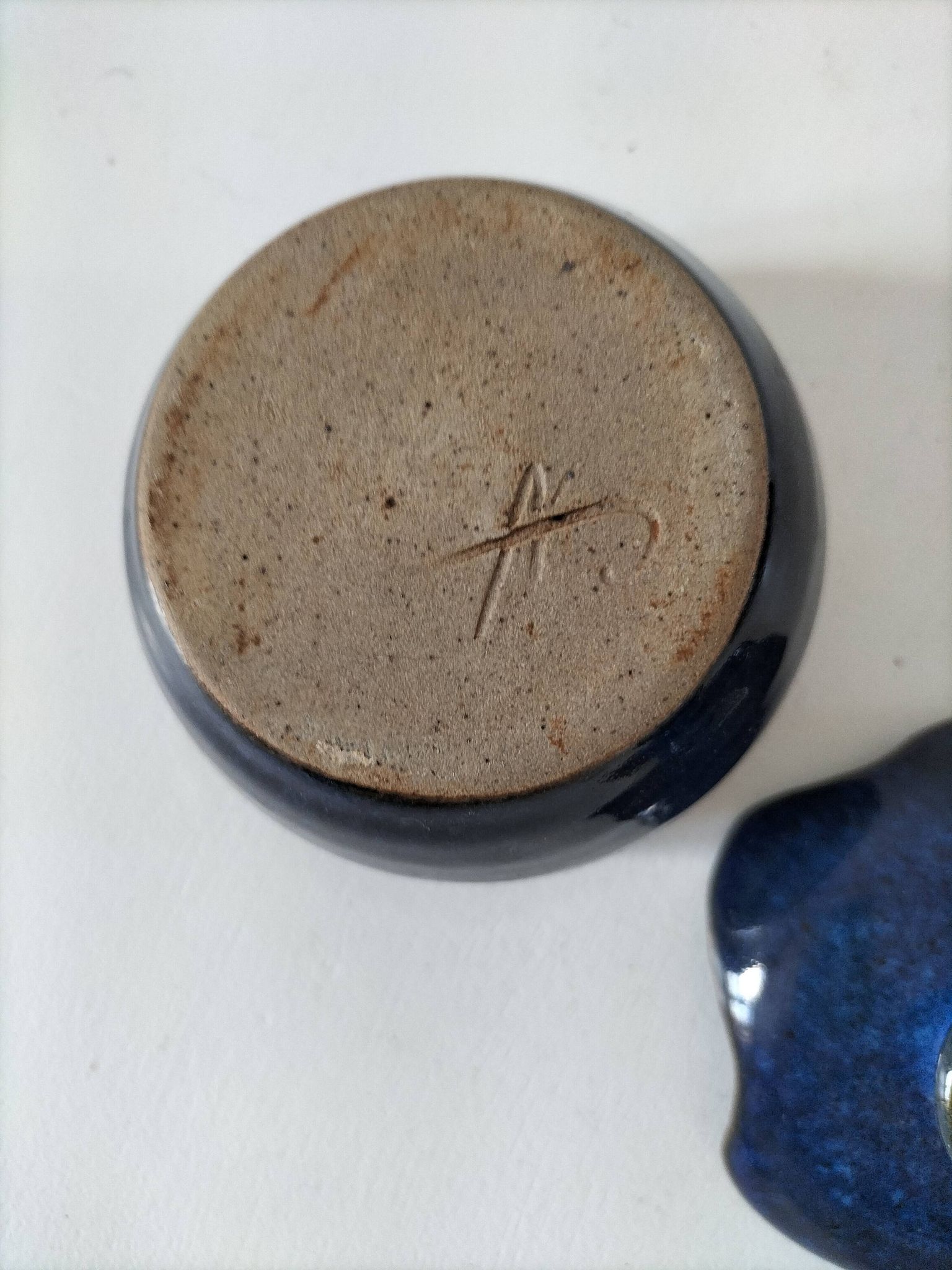 Boîte en grès émaillé bleu nuit – pièce d’atelier, signée
