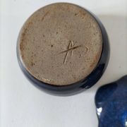 Boîte en grès émaillé bleu nuit – pièce d’atelier, signée