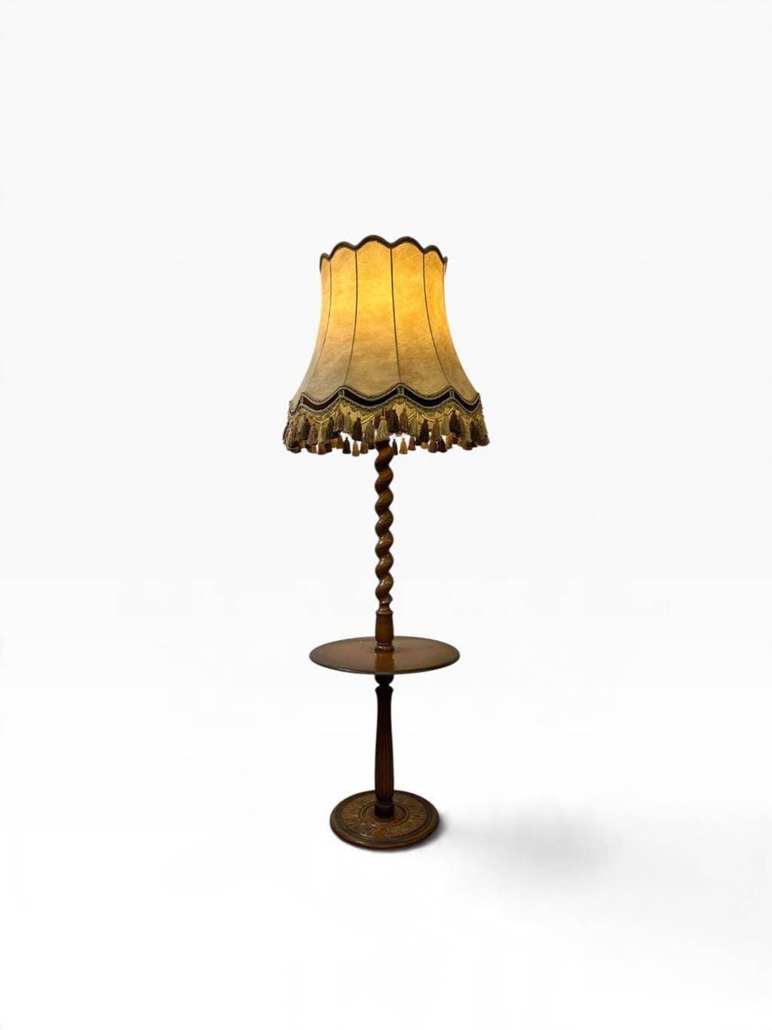 Lampadaire vintage en bois avec abat-jour à franges