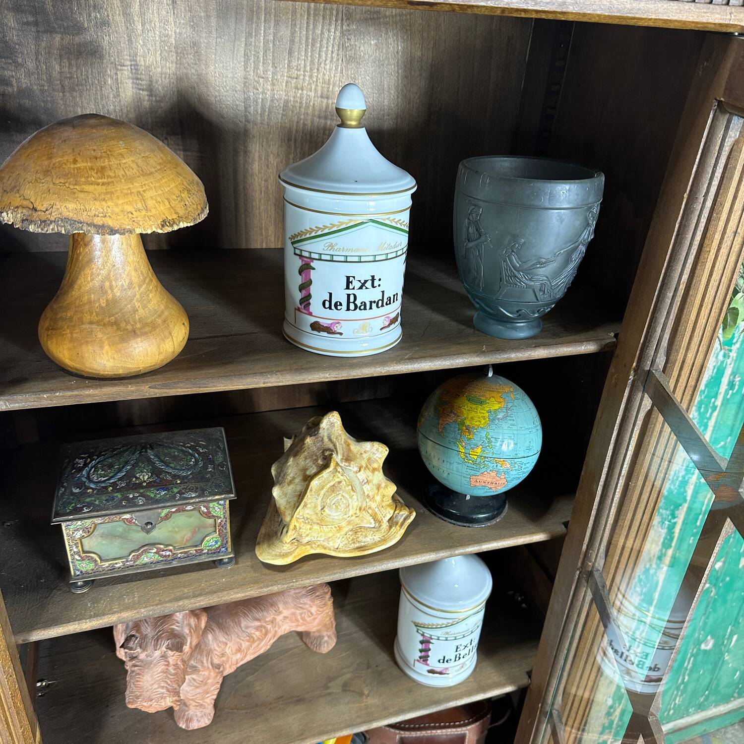 Vitrine parisienne en bois