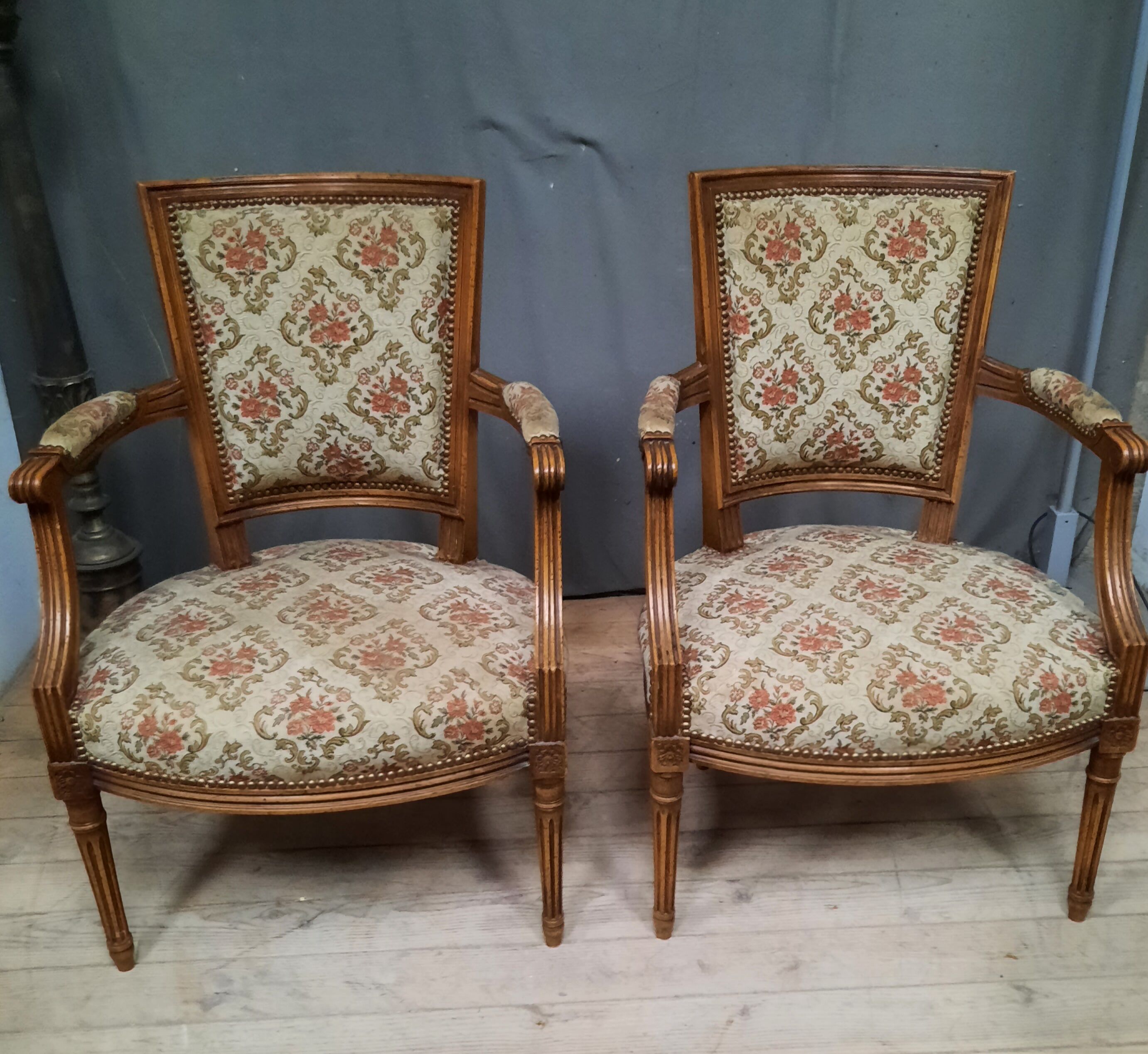 Paire de fauteuils de style Louis XVI
