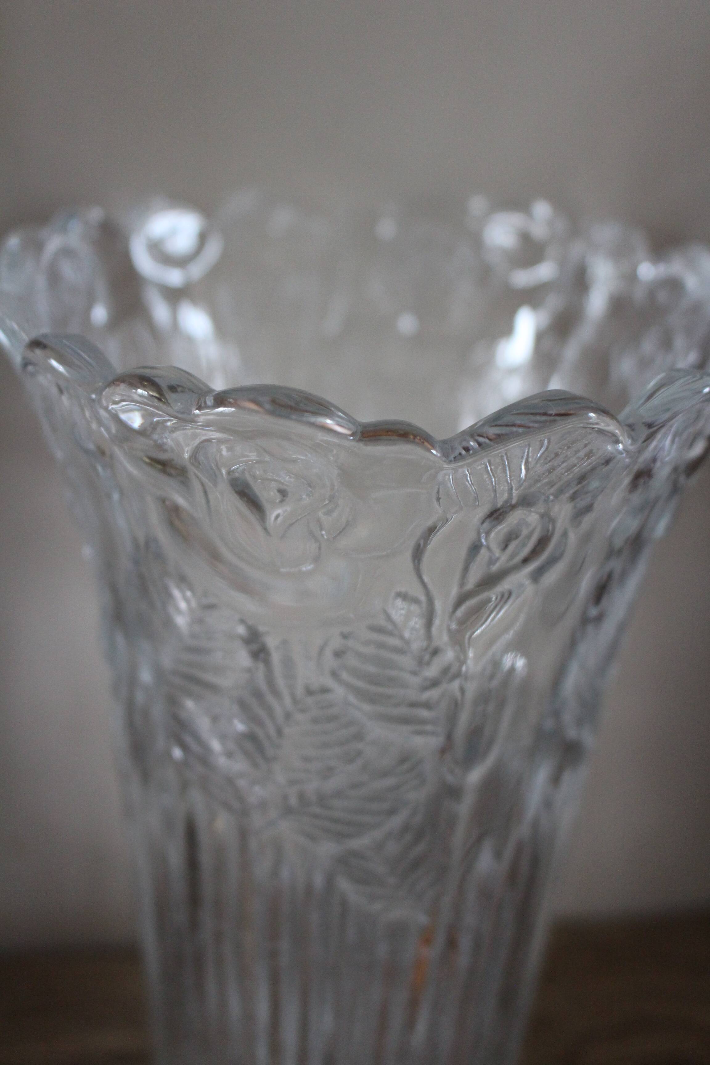 Vase en verre ciselé à décor de roses vintage