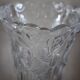 Vase en verre ciselé à décor de roses vintage