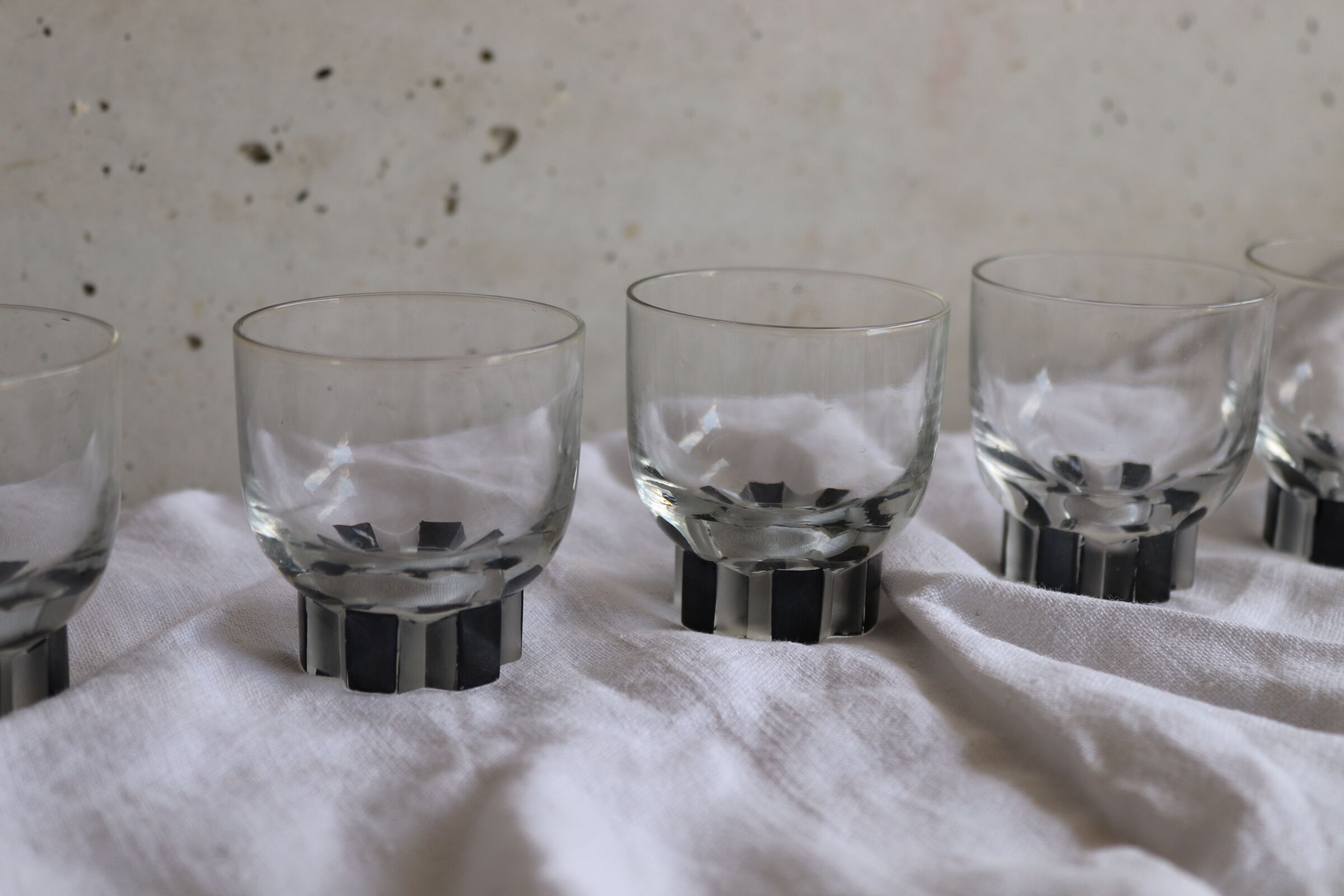 7 verres à shooter / liqueur art déco blanc et noir