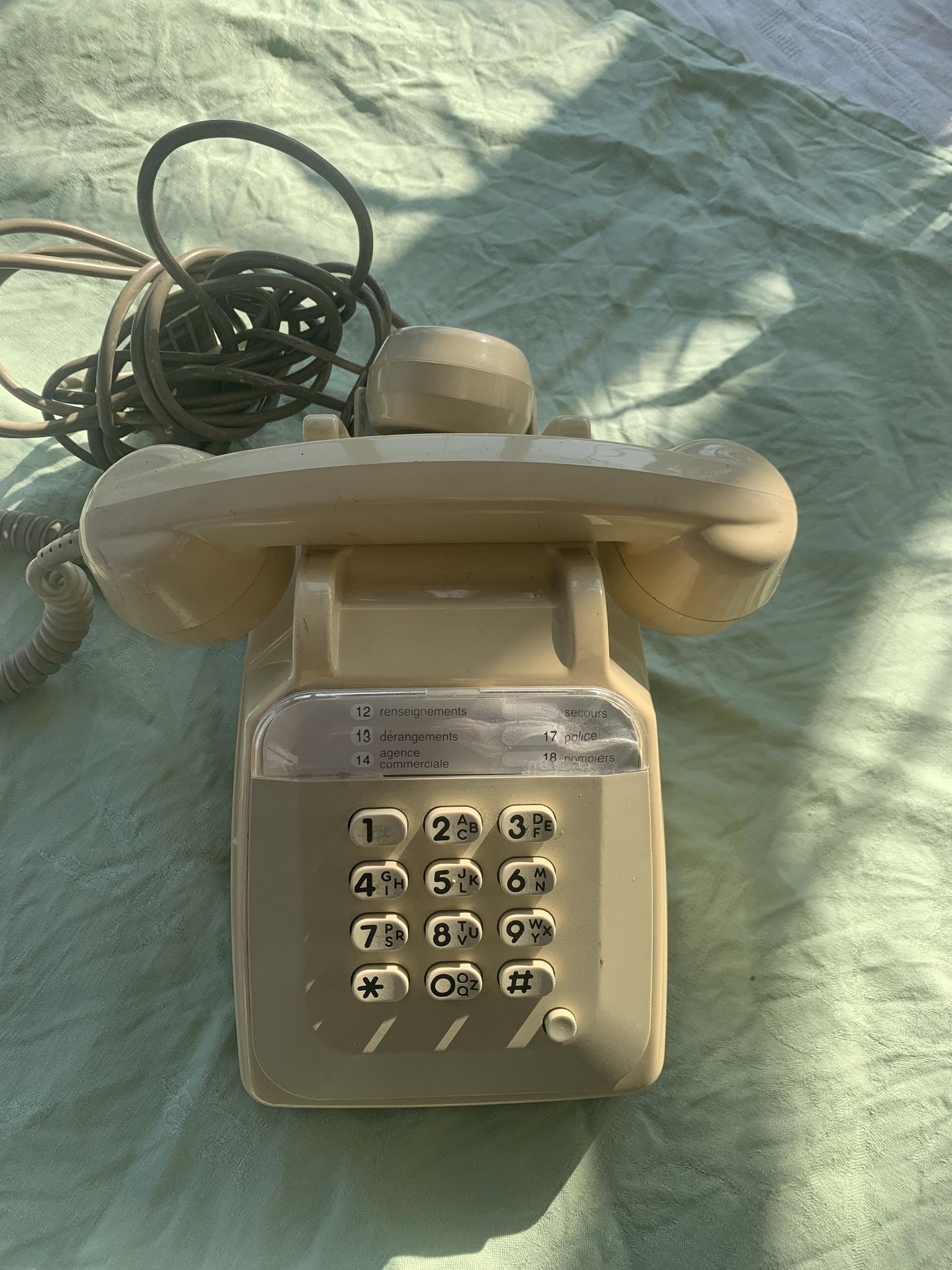 Telephone in Bakelite ecru beige with keys socotel s63 vintage 1981