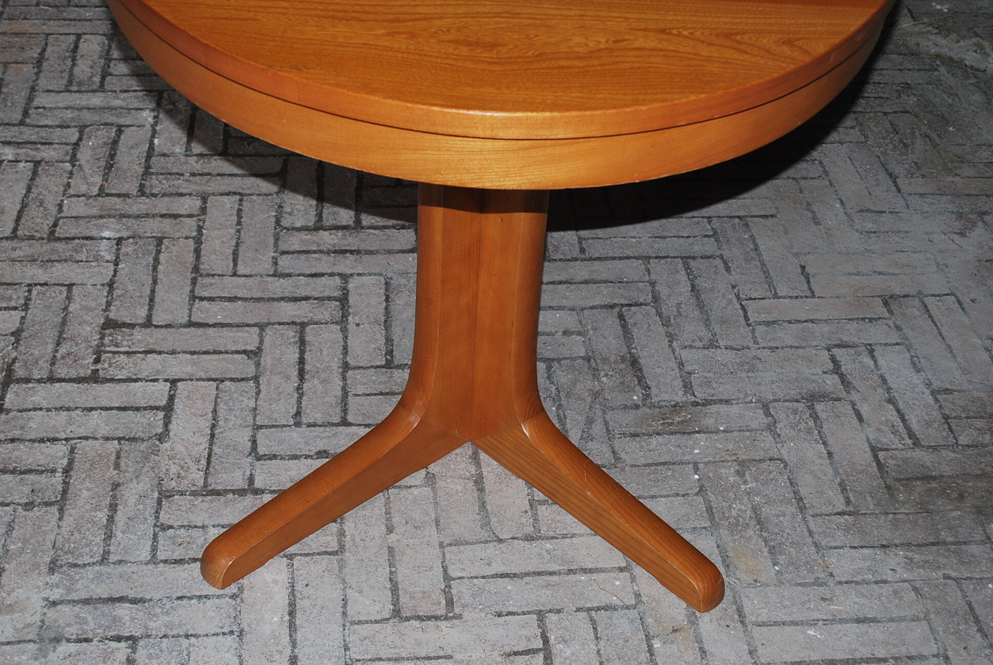 Baumann oval expandable table