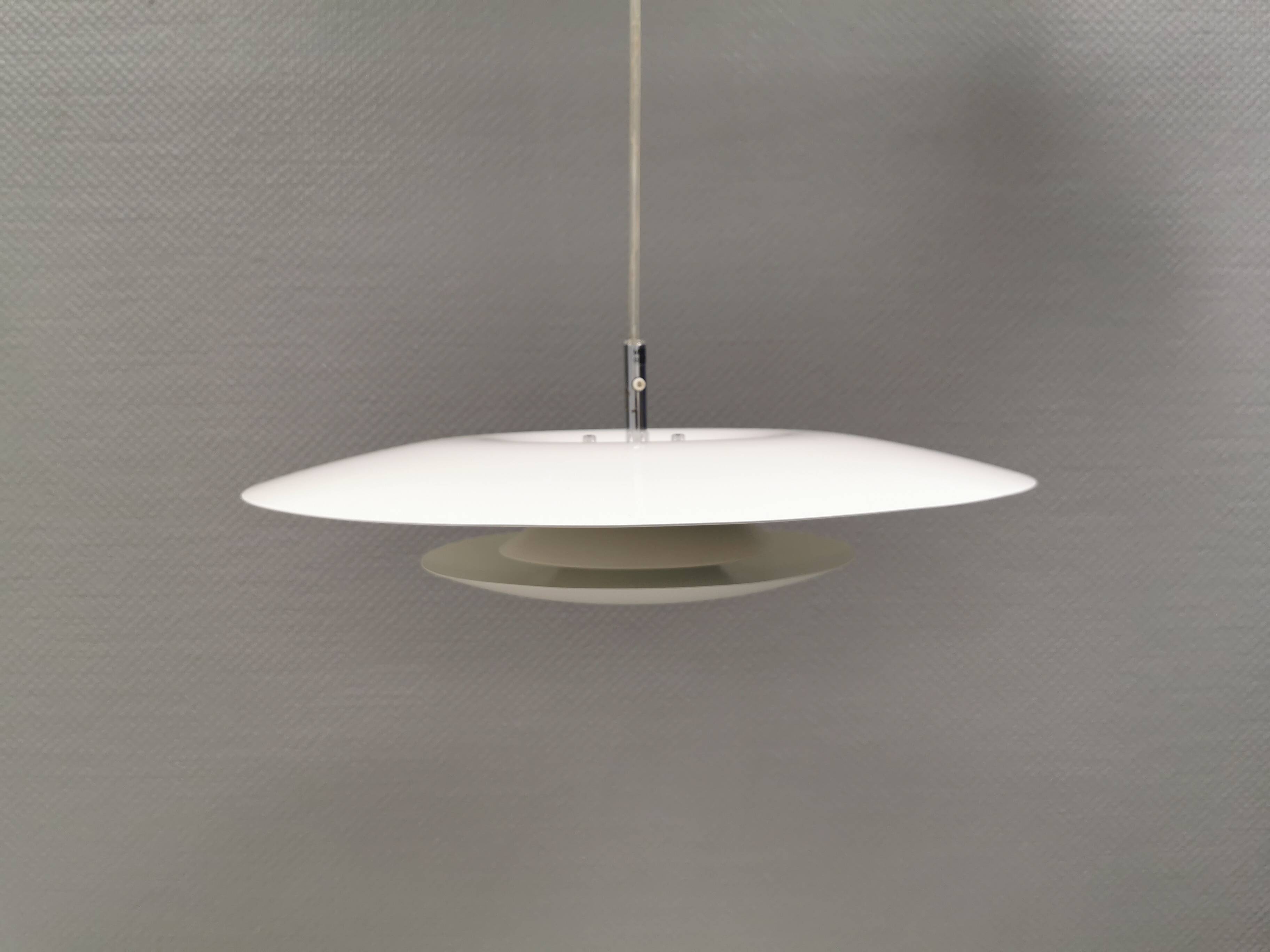 Lampe suspendue de la marque suédoise Belid, modèle Eclipse, début des années 2000.