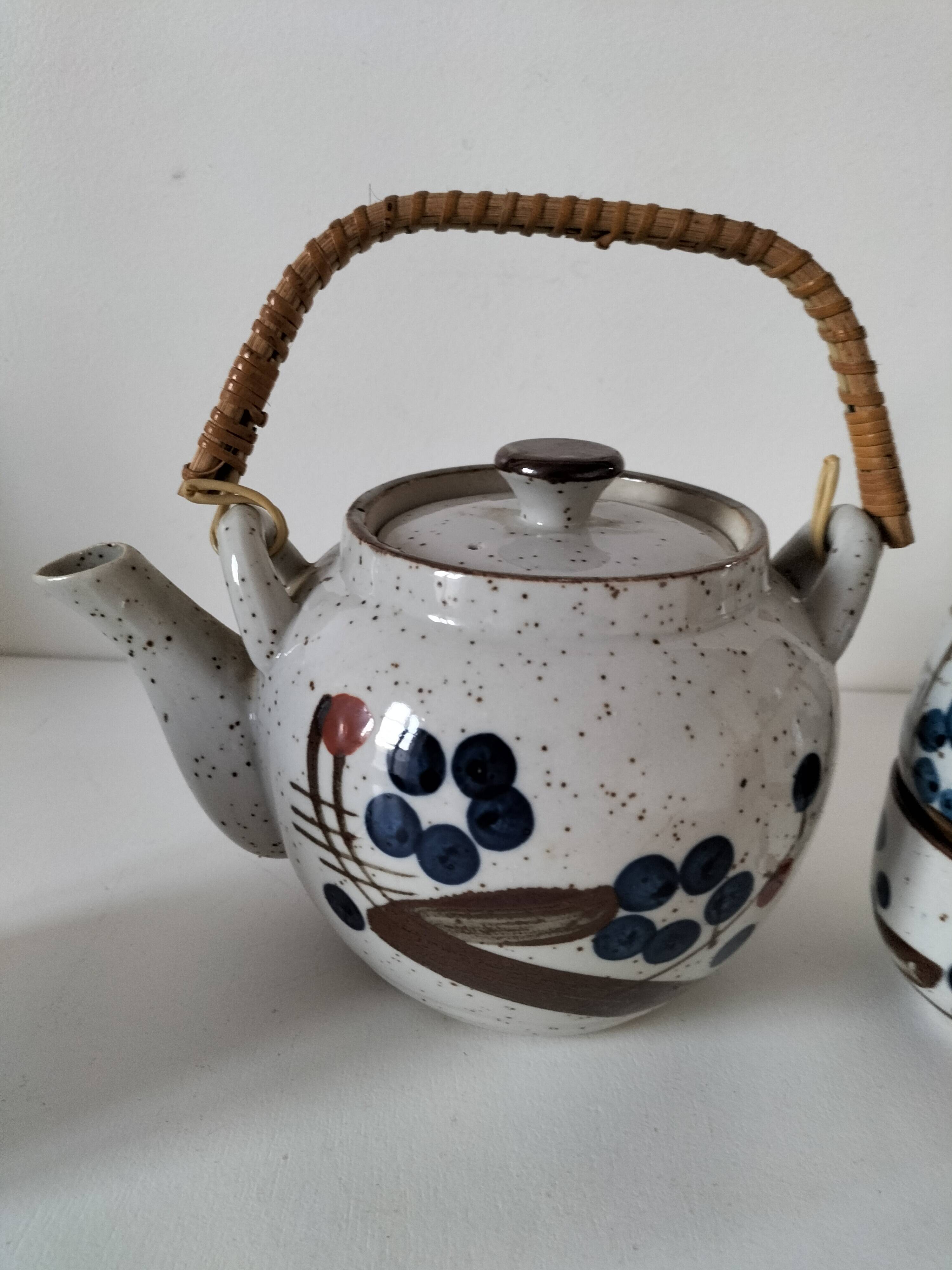 Japanese teapot and cups