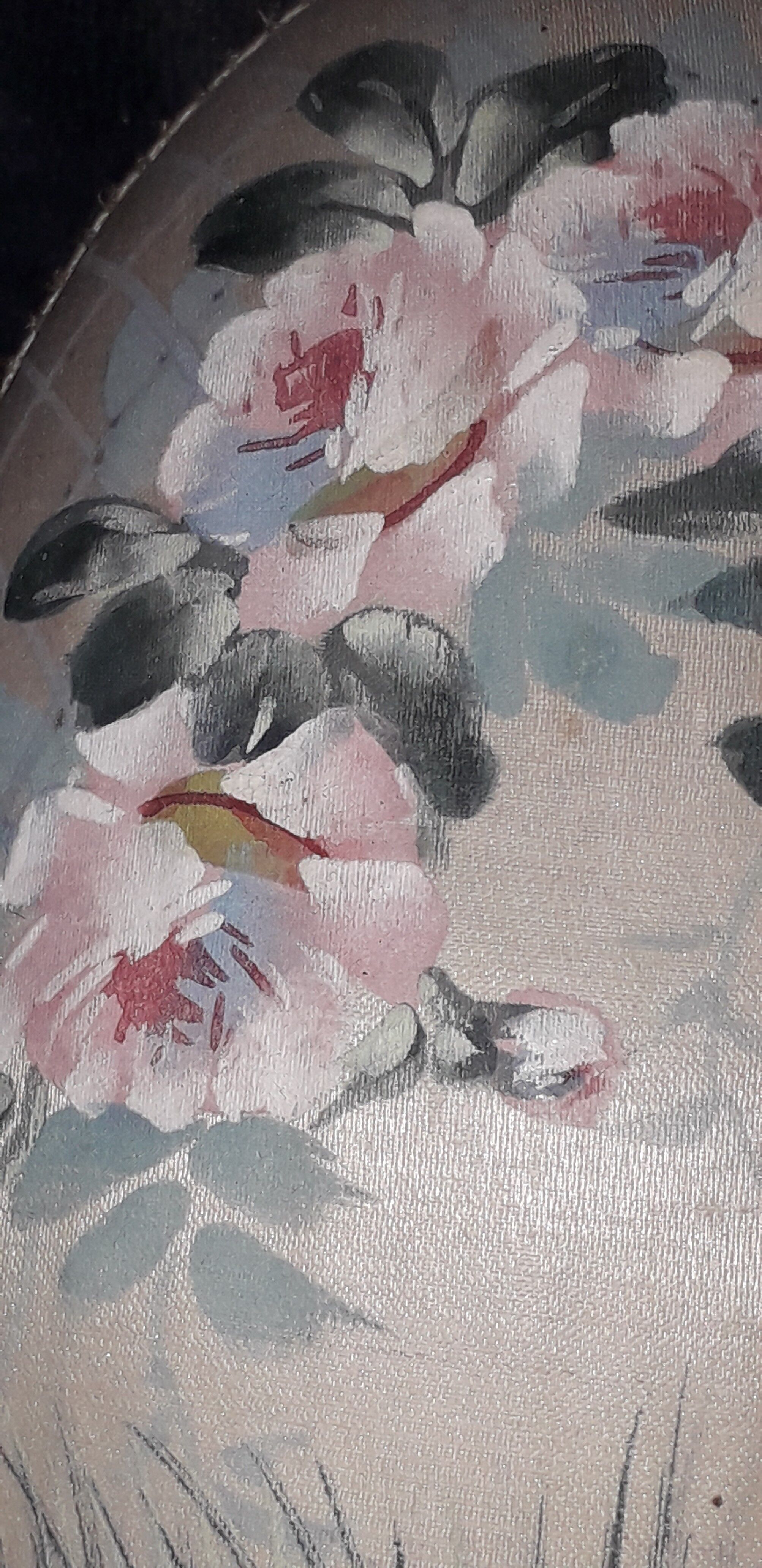 Ancient Boïte for egg-shaped treats in hand-painted silk