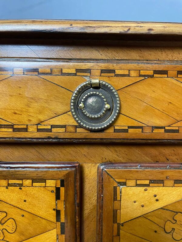 Table d’appoint d’époque Transition vers 1780
