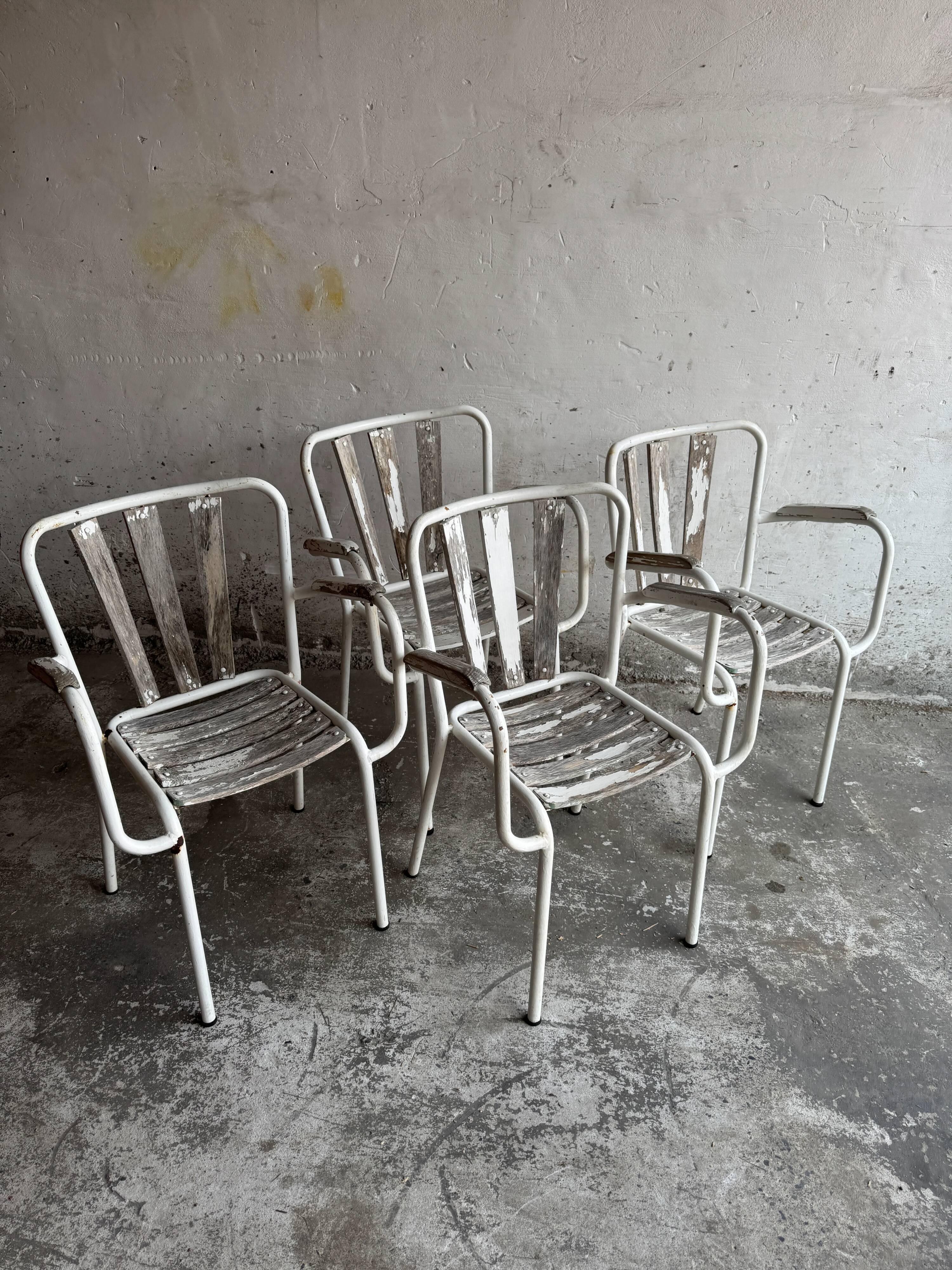 Ensemble de 4 chaises de jardin vintage en métal blanc et bois avec structures tubulaires en acier