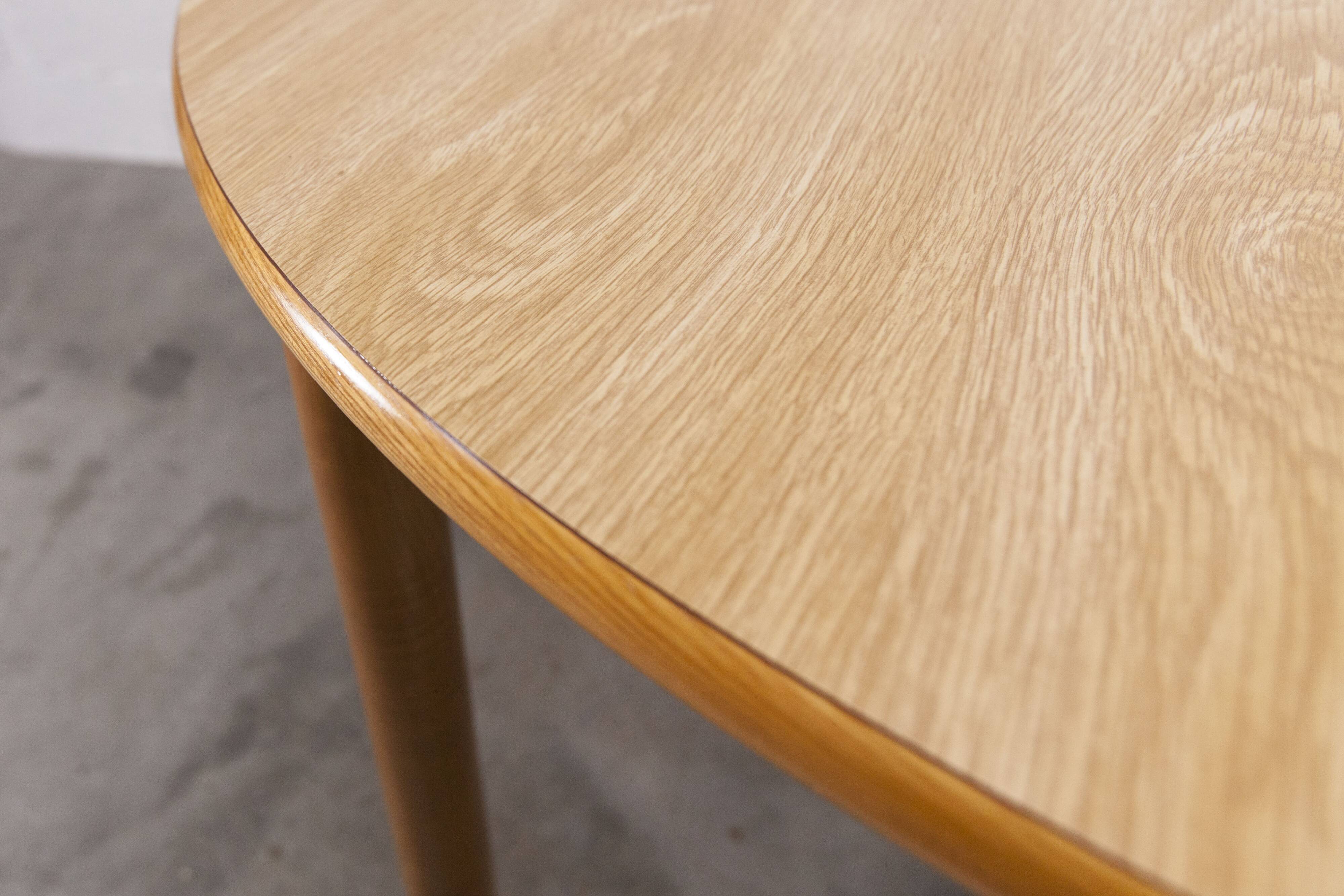 Danish ensemble transformable table 114 cm / 154 + 4 modernist chairs from the 1970s.