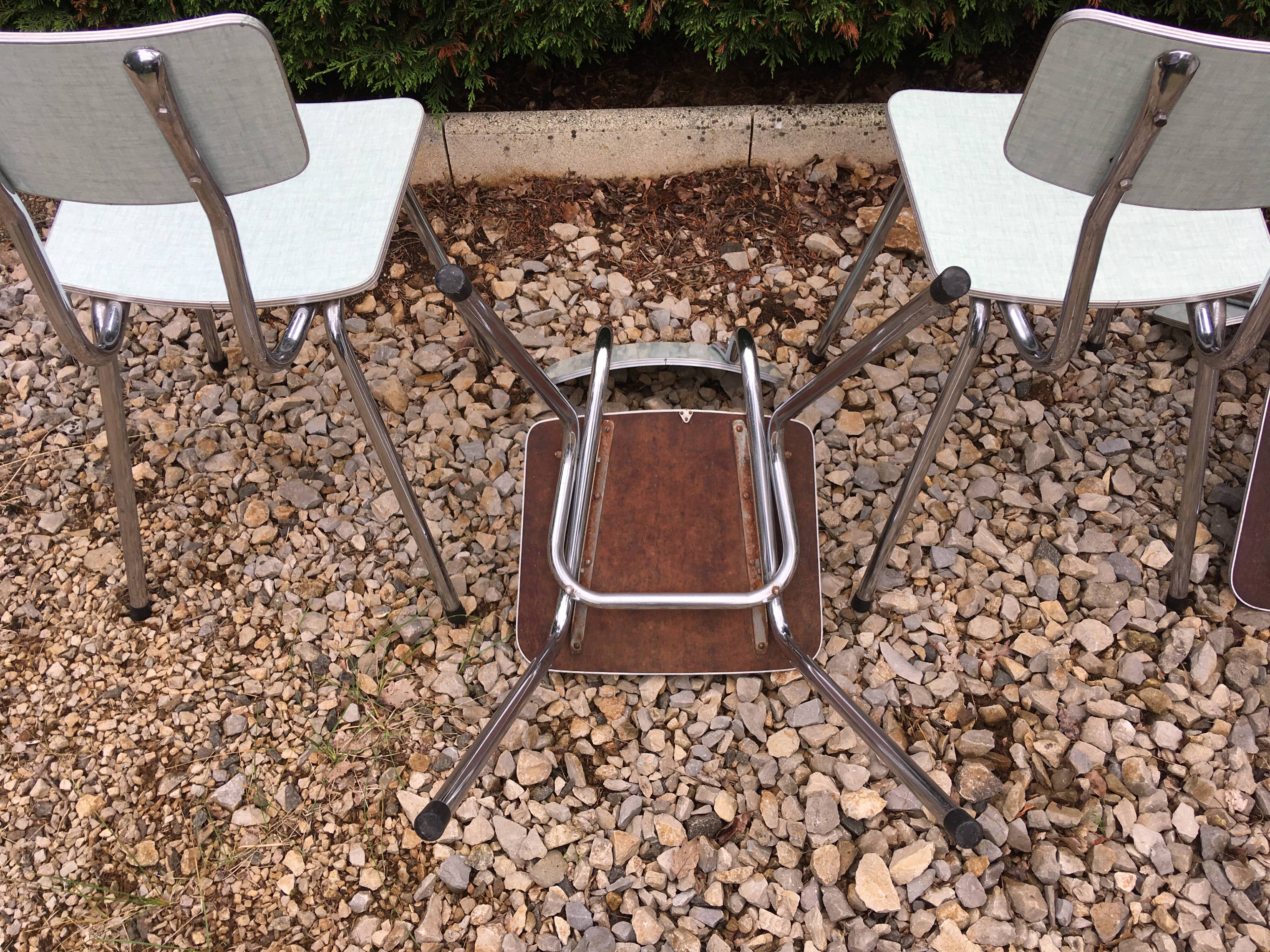 Formica table set with extensions + 4 Plastilux chairs
