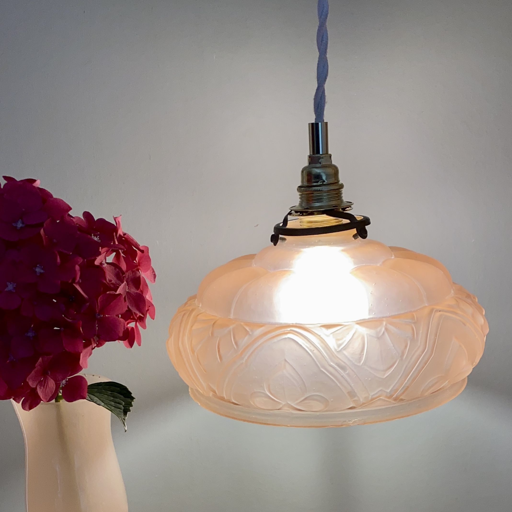 Suspension lampshade vintage art deco in pink frosted glass
