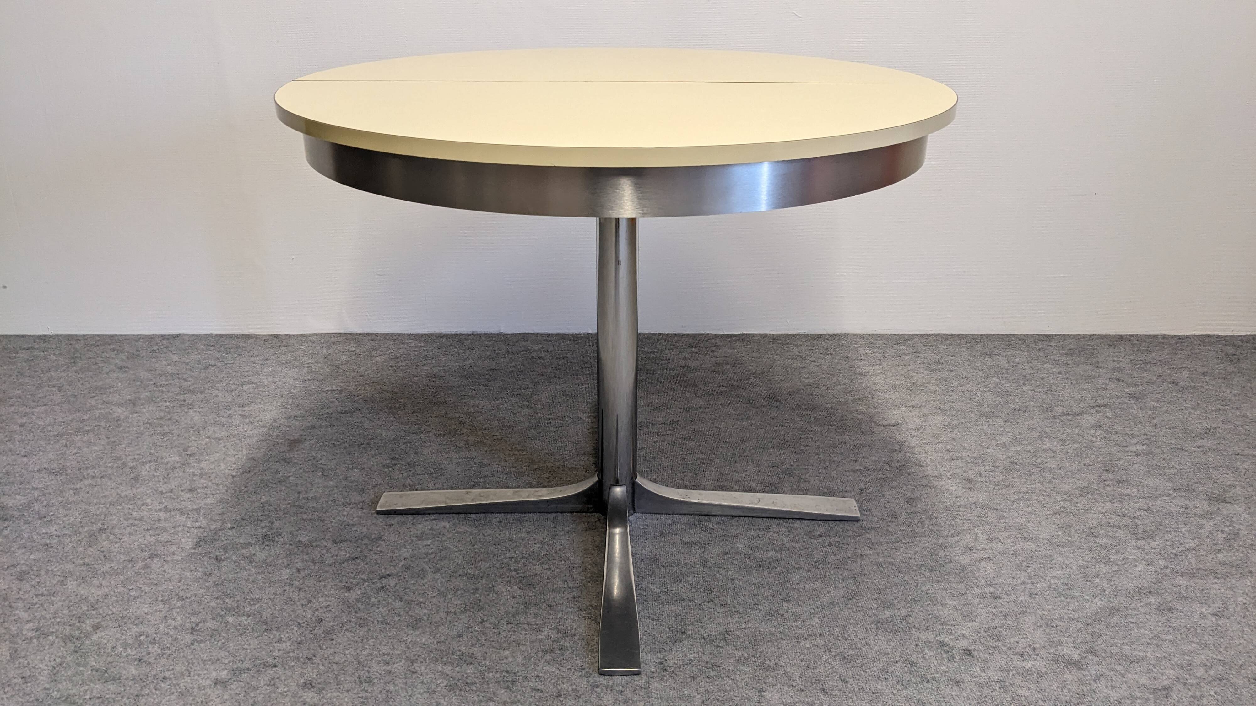 Extendable round table Space Age, Italy circa 1970