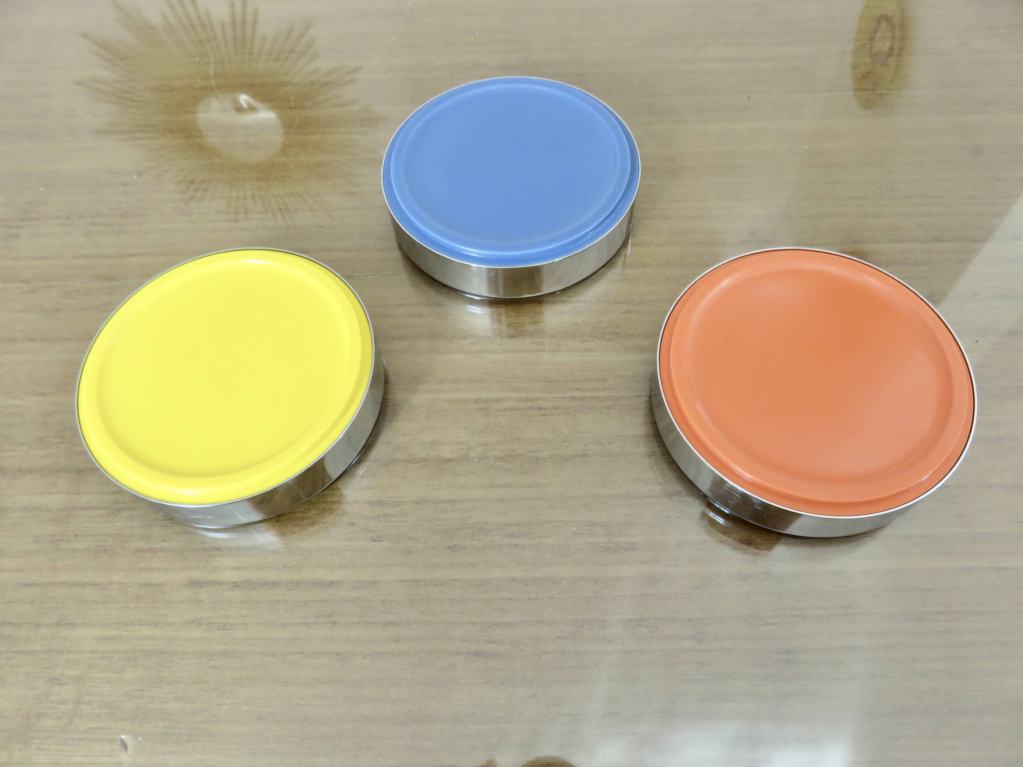 Set of 3 stackable ashtrays in colored melamine, chrome metal from the 70s