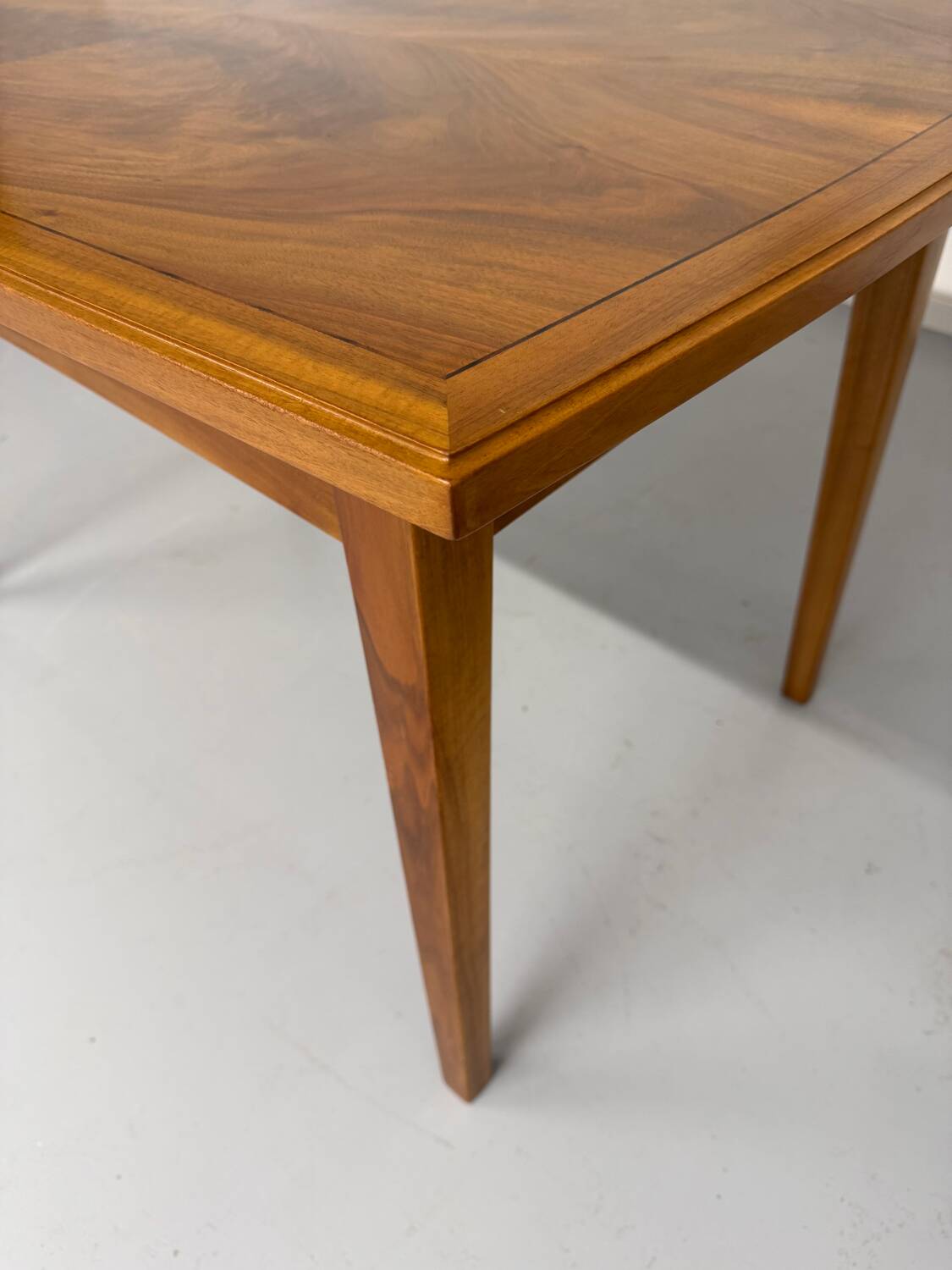 Table de repas à rallonges noyer massif design style scandinave an70