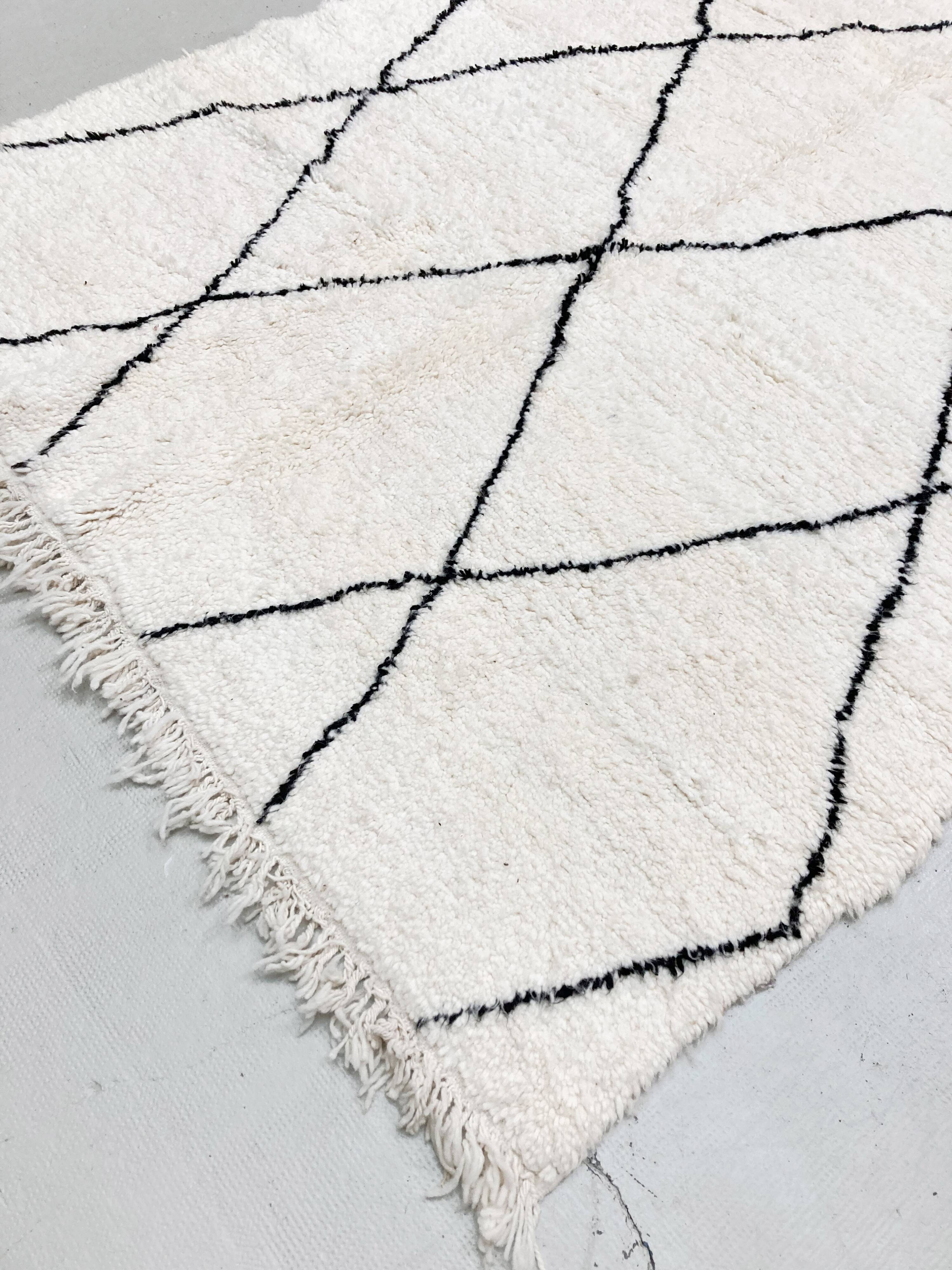 Beni Ouarain Moroccan Berber rug with black diamonds 2.36x1.65m