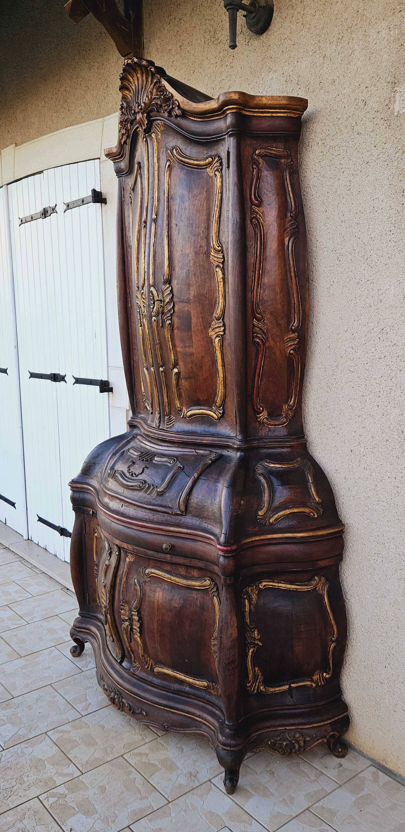 Rounded buffet in venetian baroque style