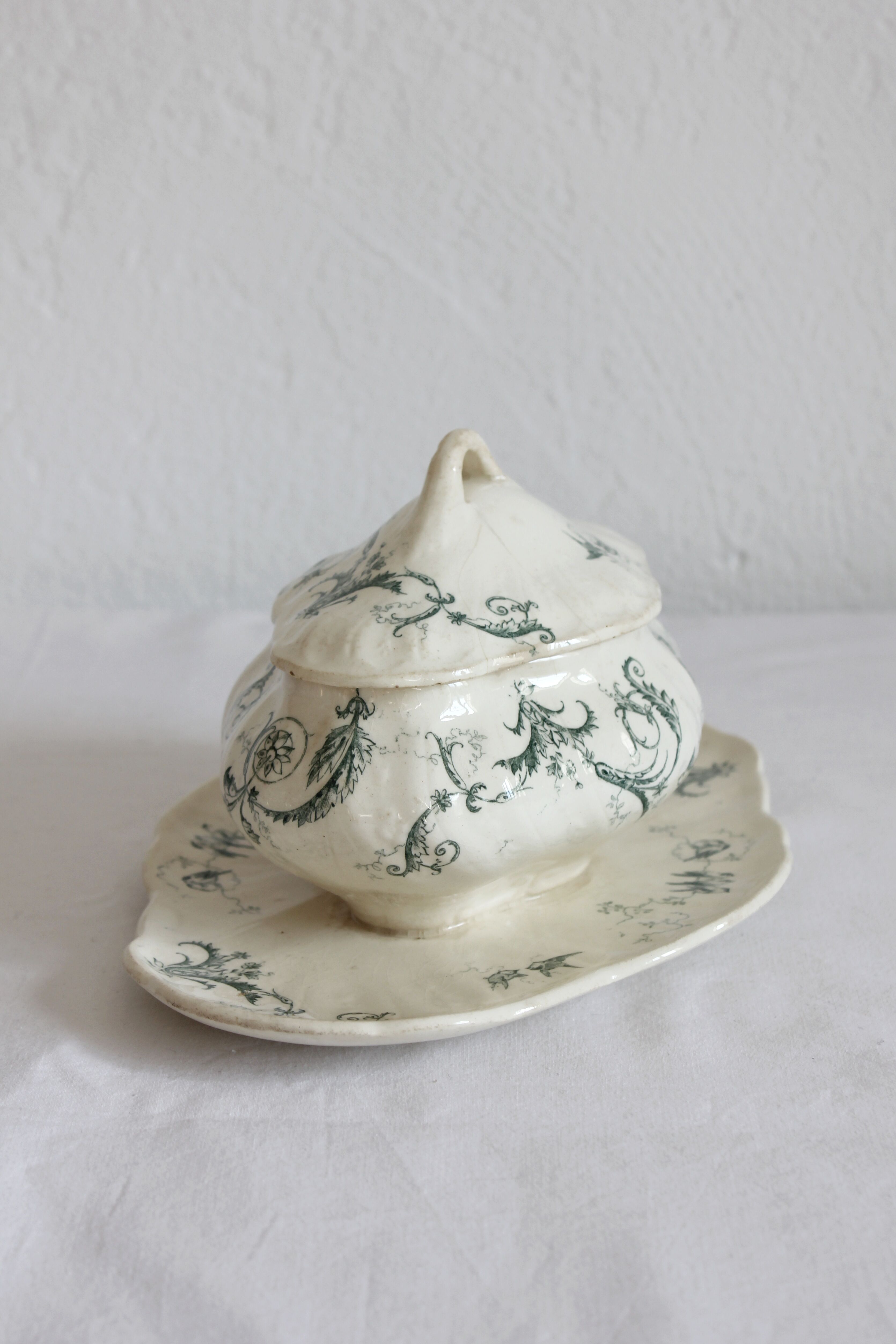 Saucière en terre de fer "Rinceaux" Opaque de Gien