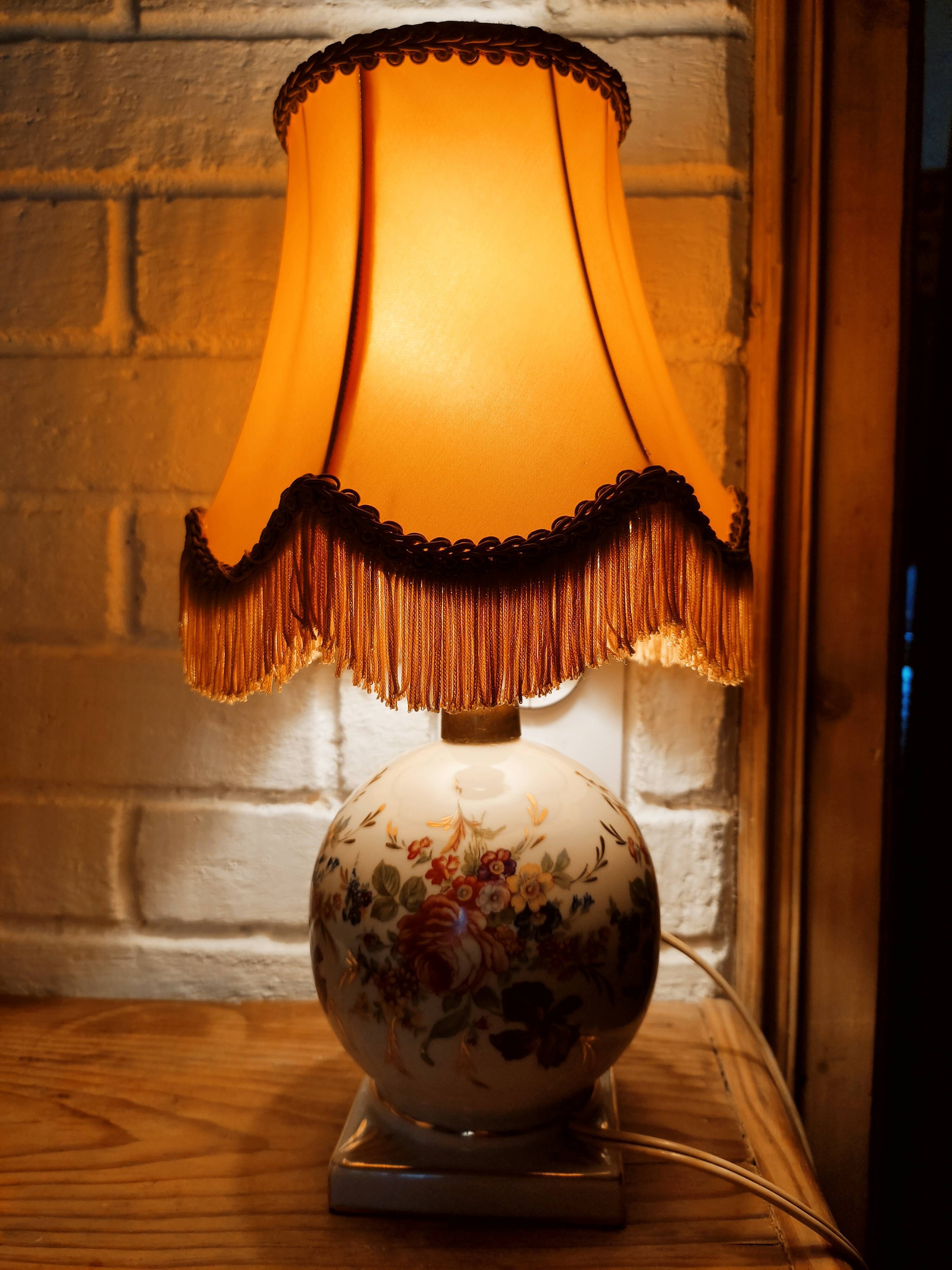 Porcelain ball lamp