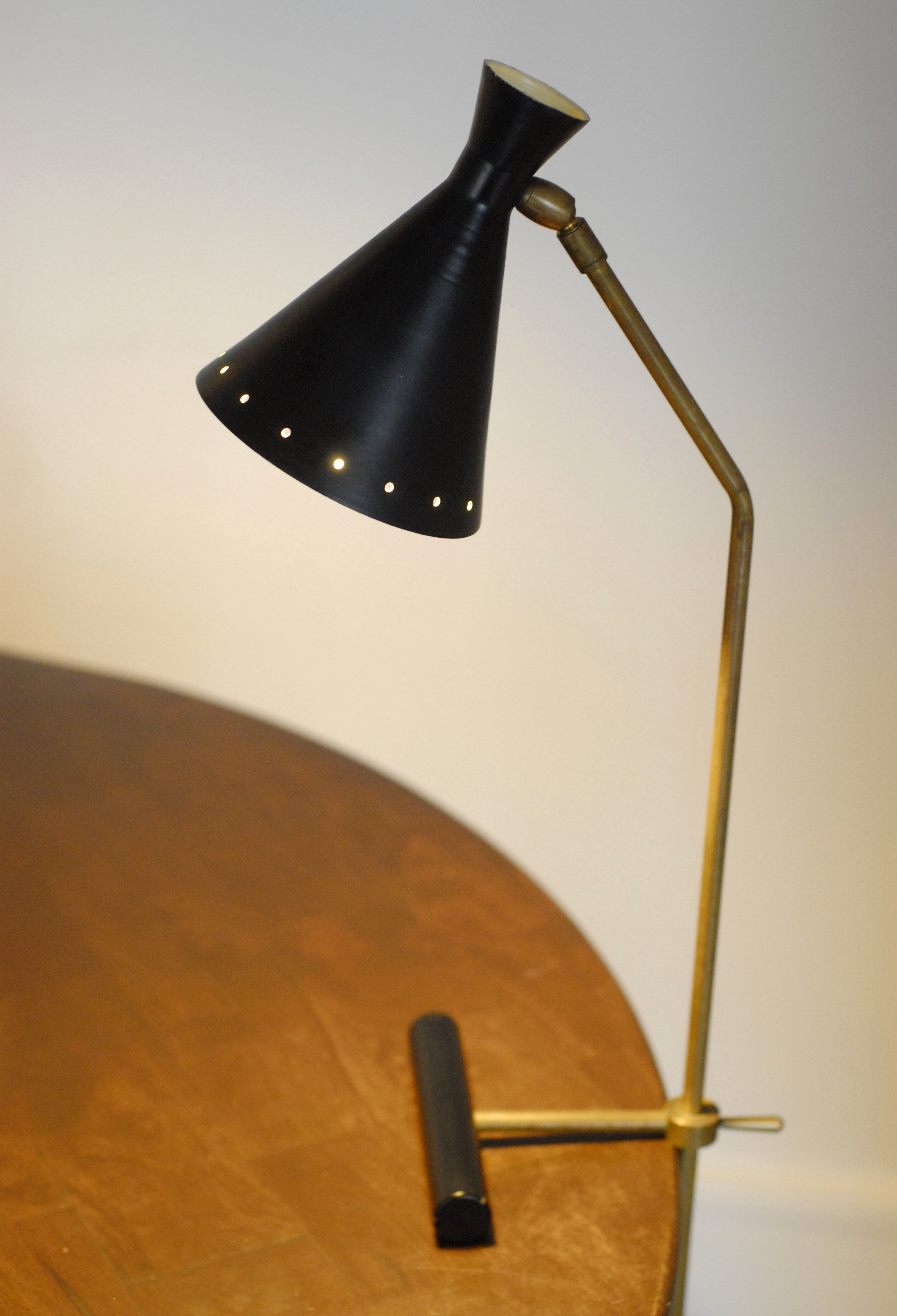 Diabolo in counterweight table lamp