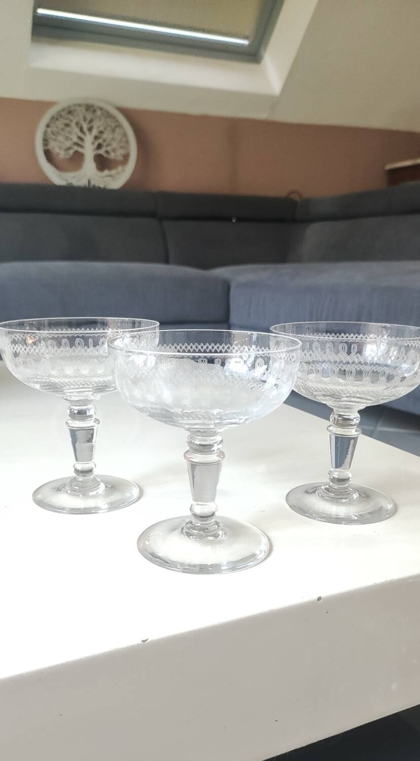 Lot of 4 x Champagne Coupes in Baccarat crystal. Engraved decoration with Greek friezes.