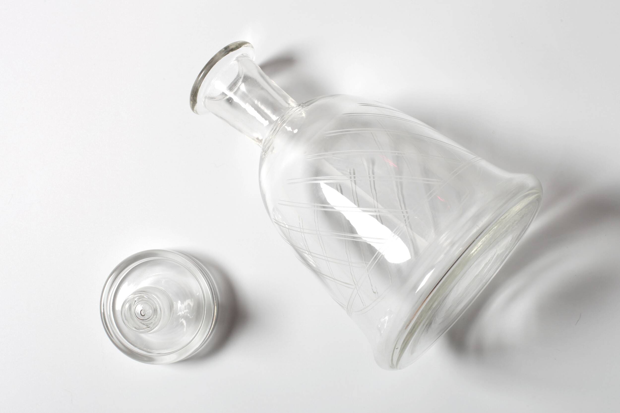 Carafe en verre vintage en forme de cloche avec bouchon : carafe italienne des années 50