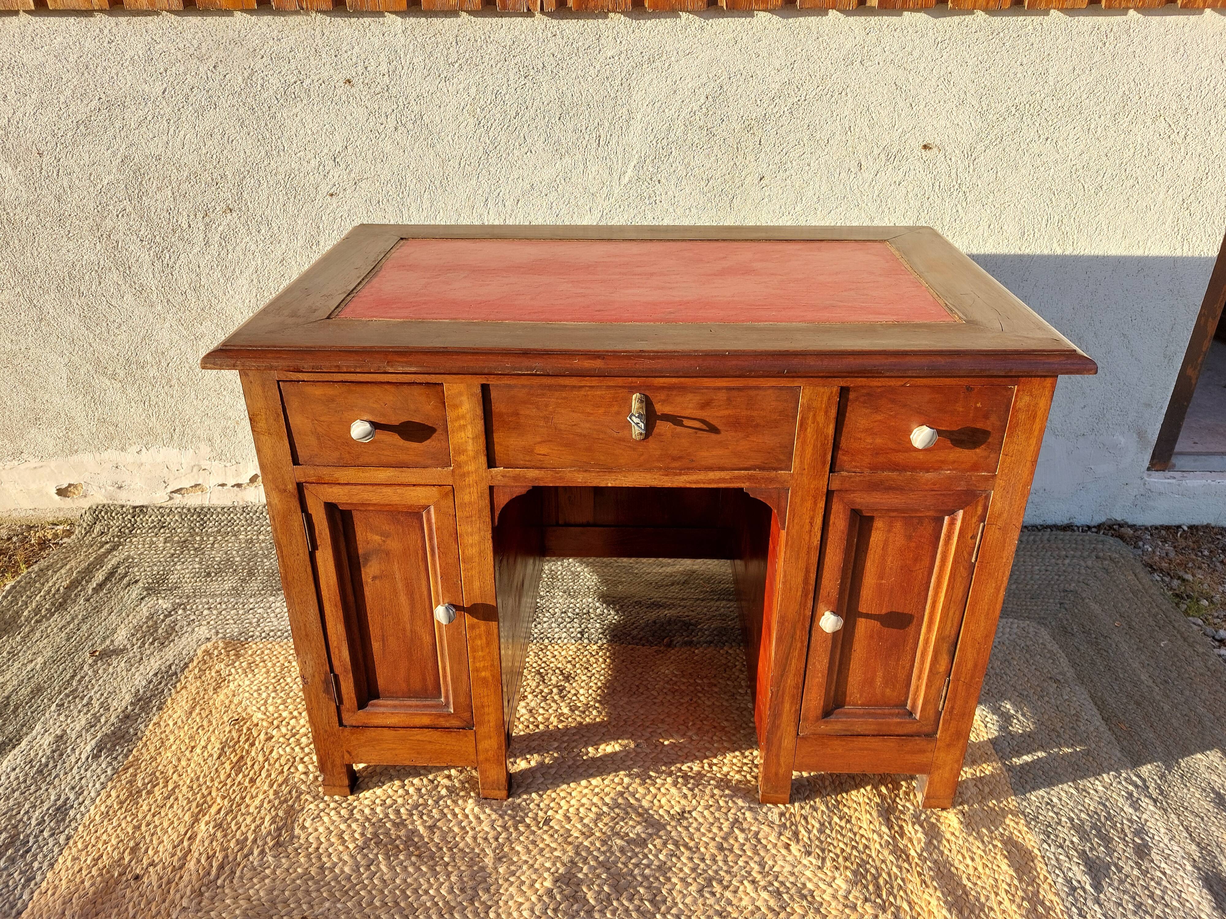 bureau enfant, ado, bois massif et cuir rouge