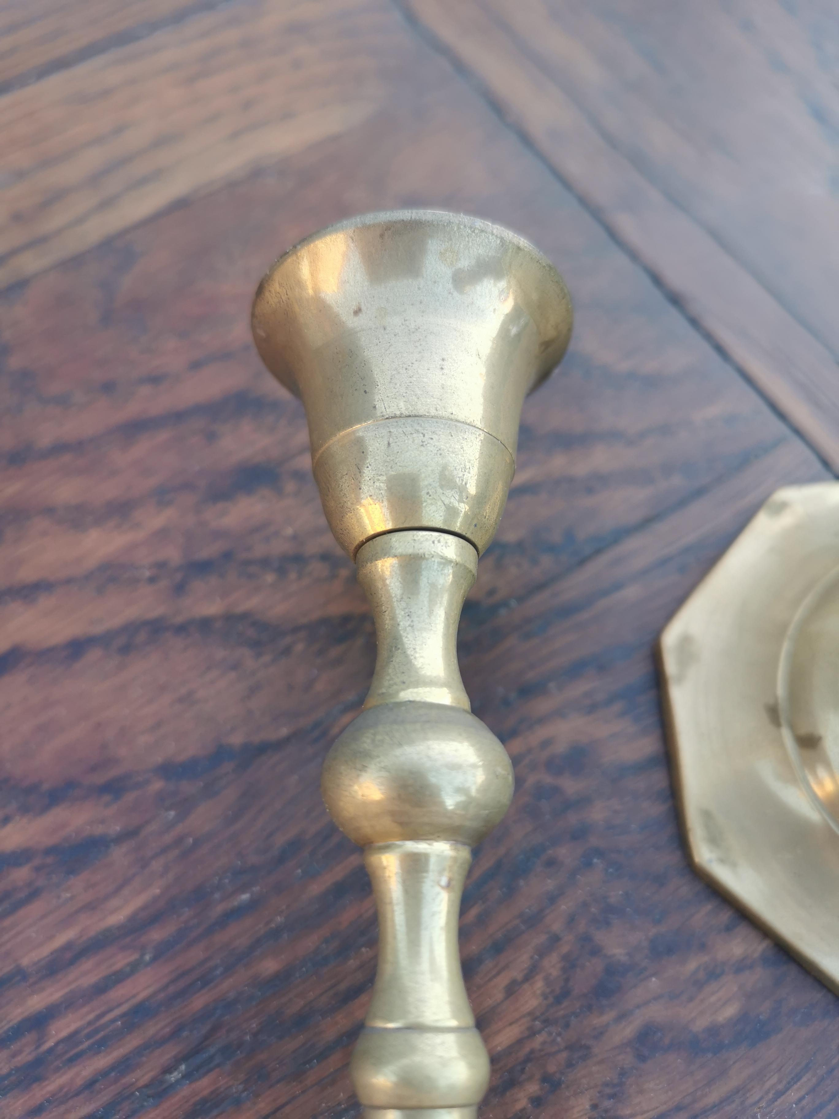 Paire de bougeoirs en laiton