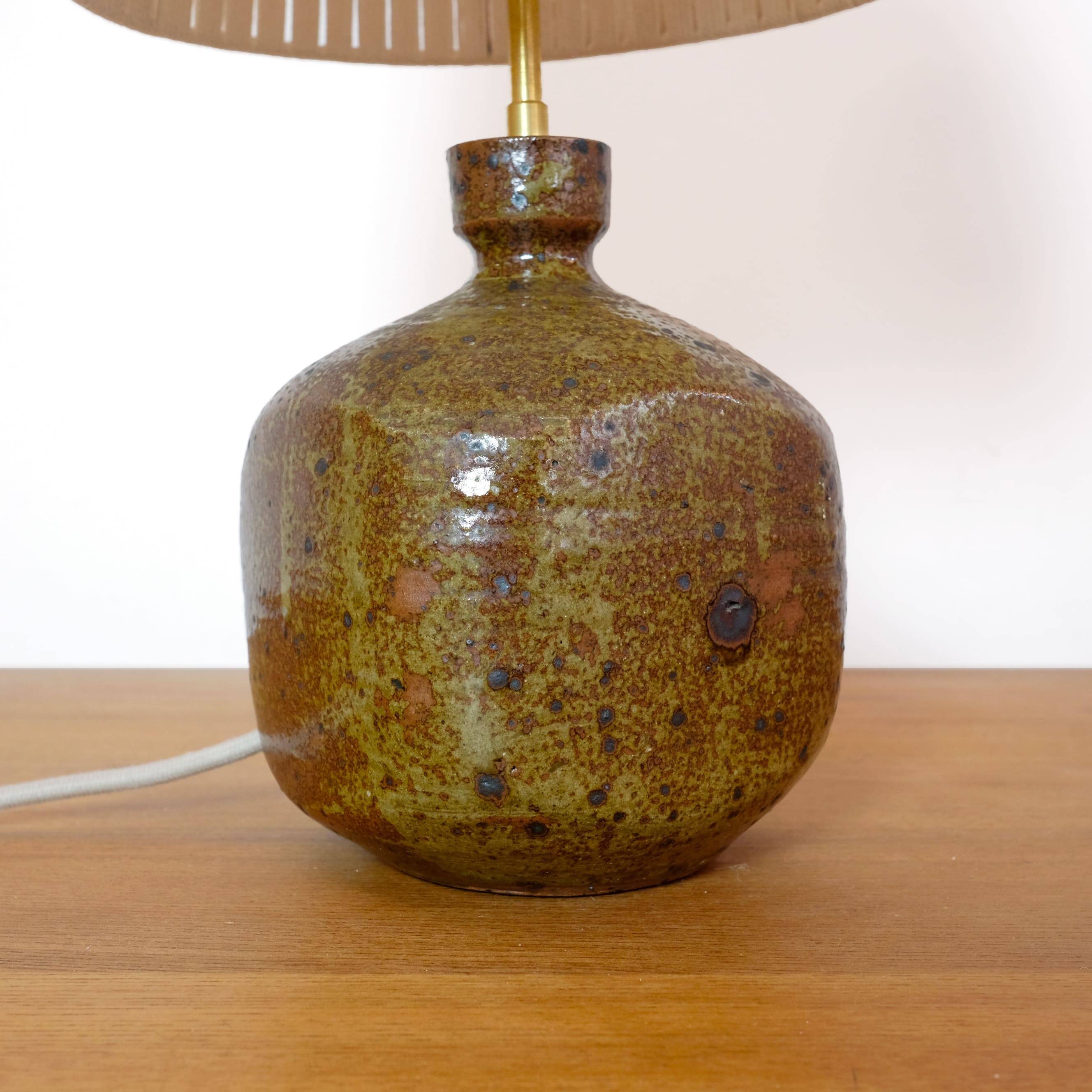 Lampe en grès quadrangulaire et son abat-jour en corde.