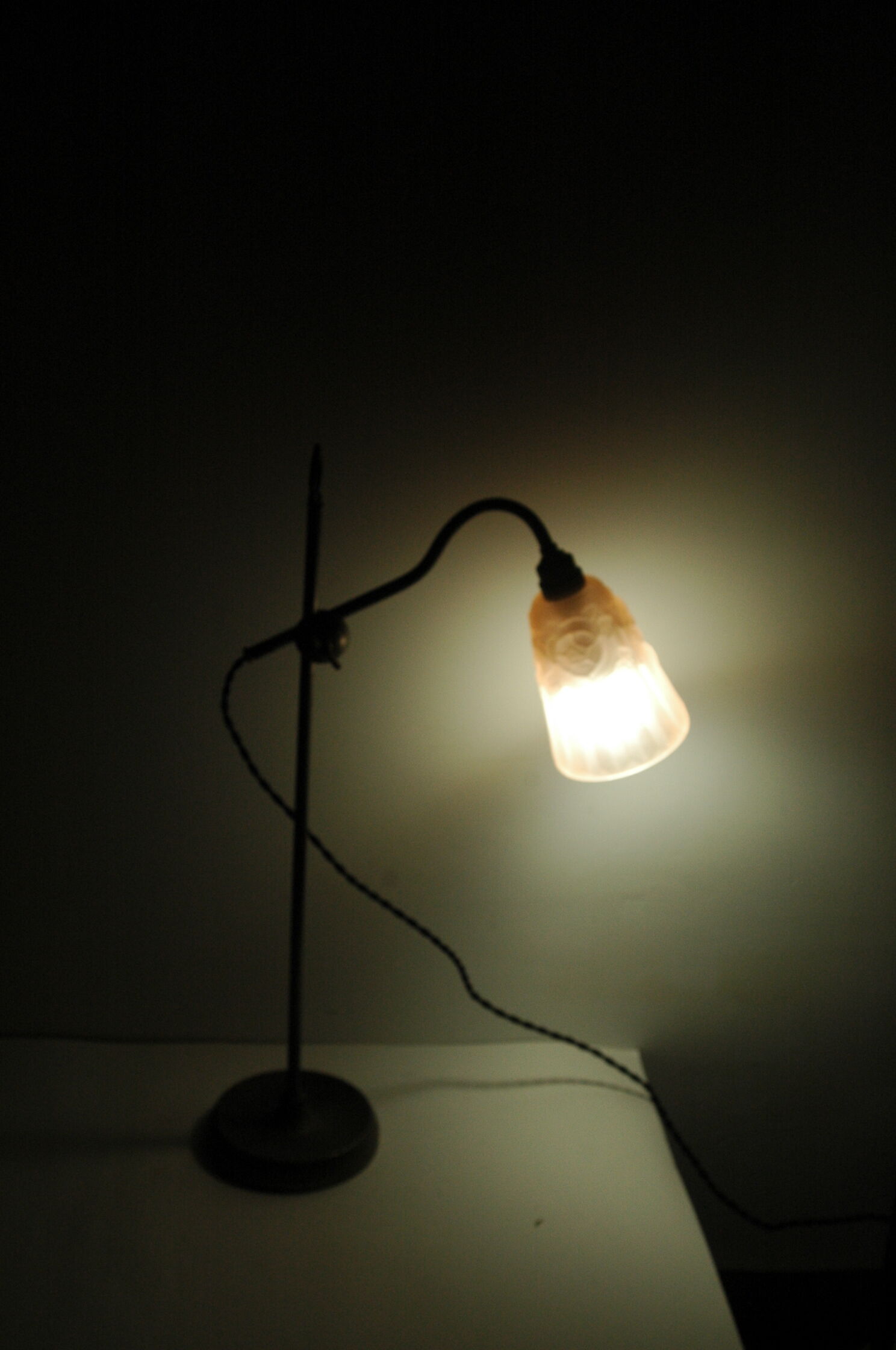 Art-deco lamp articulated brass glass paste