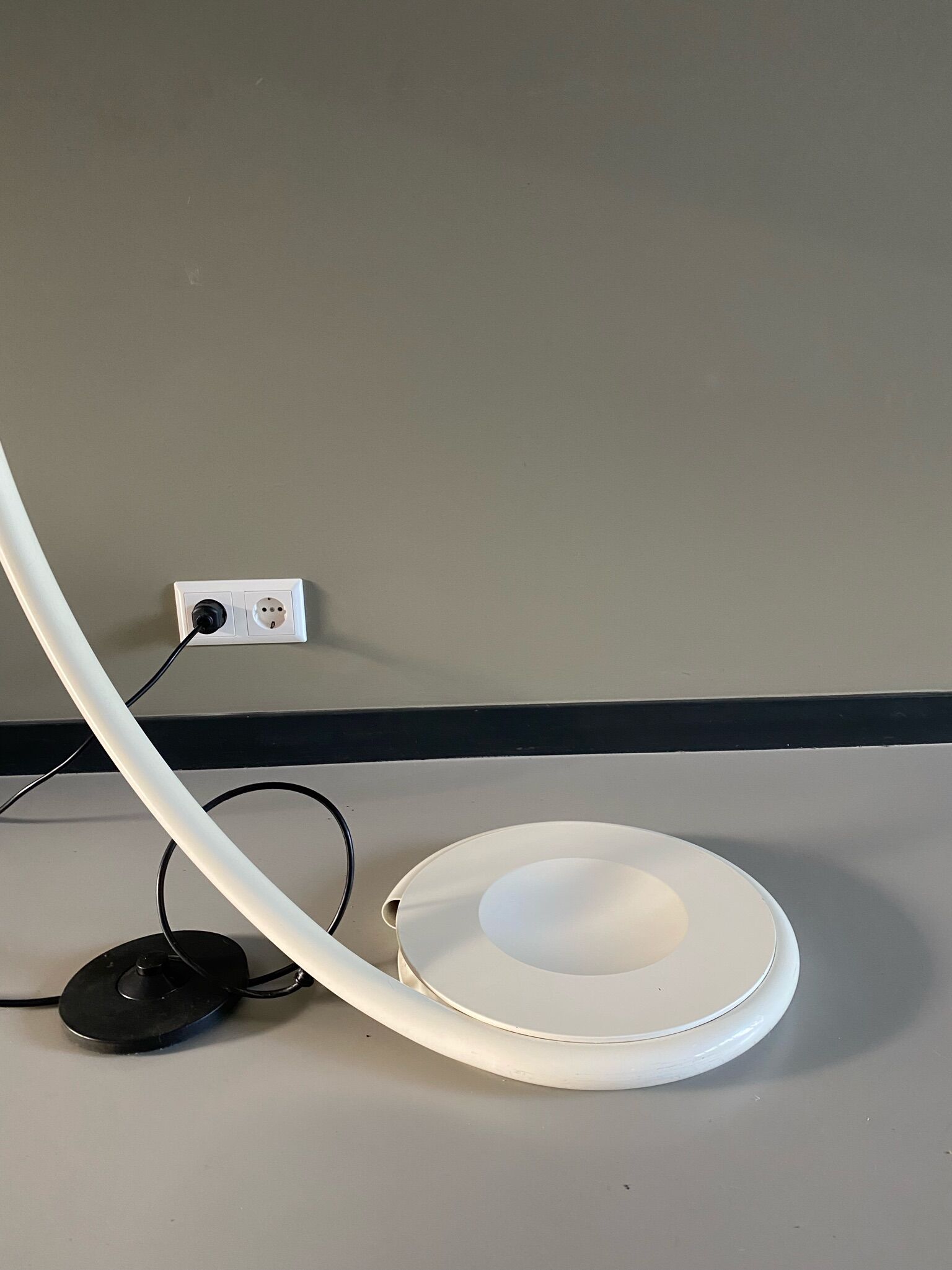 White serpente floor lamp Martinelli