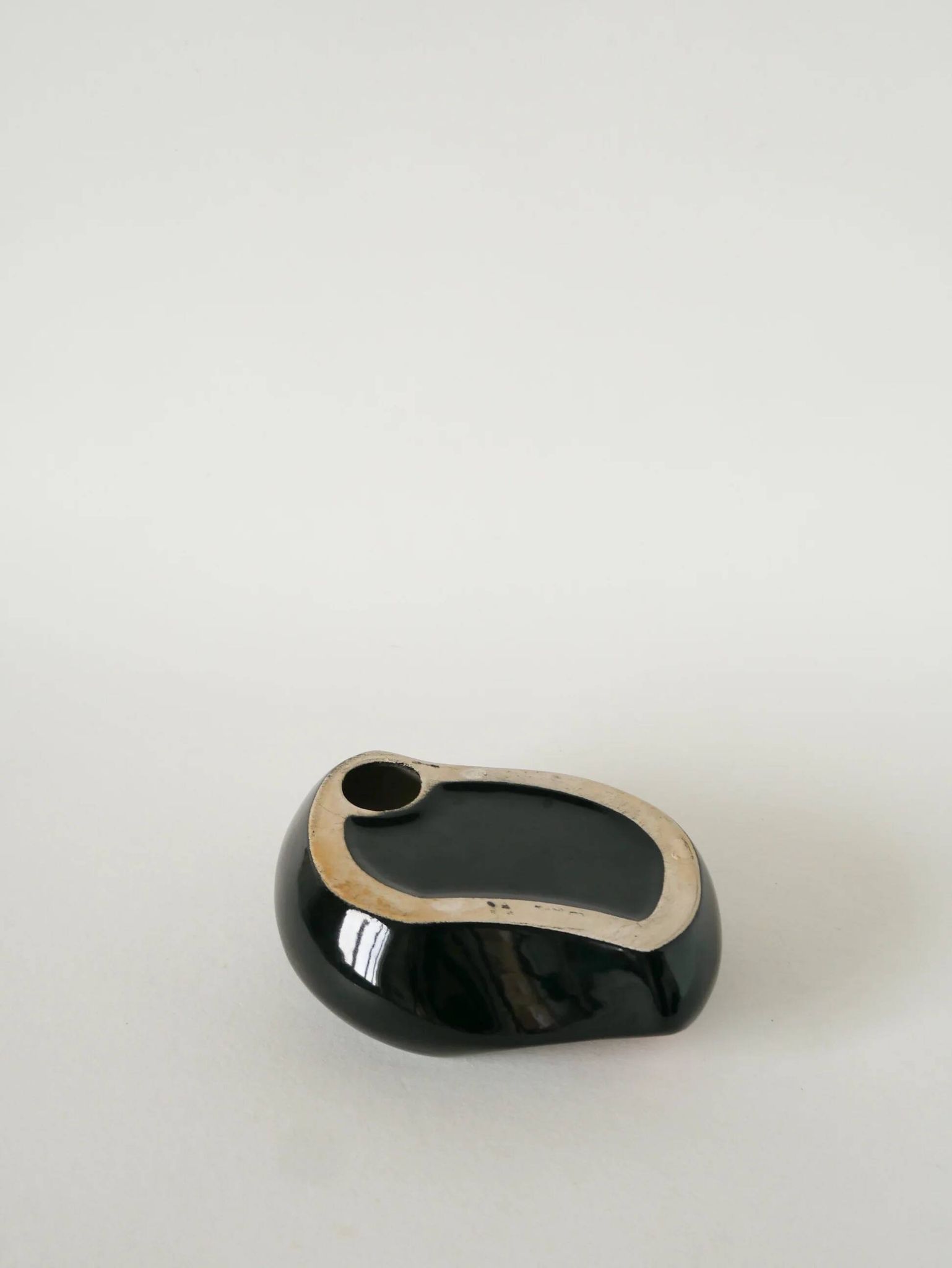 Vide-poche en céramique, forme libre, noir et rose, 1970