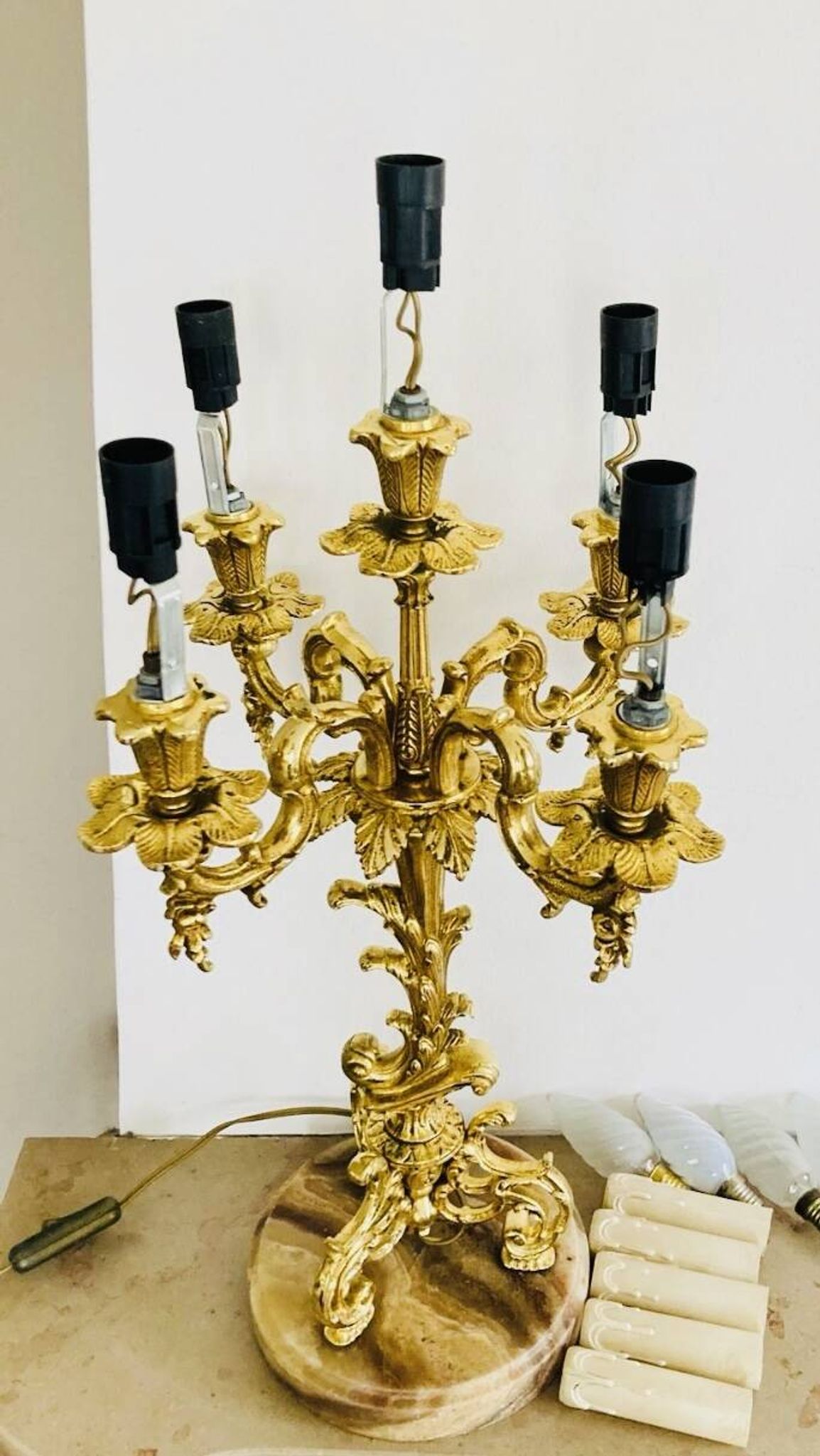 Chandeliers en bronze doré massif époque milieu XXe socles en marbre