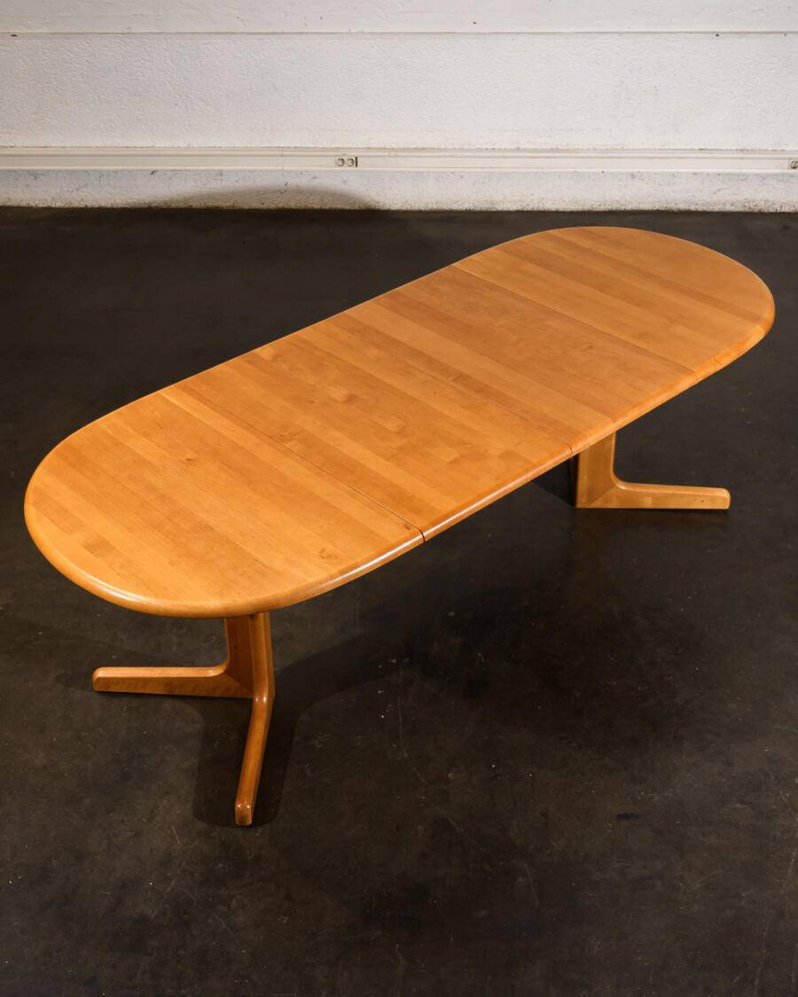 Oval dining table with 2 extensions.