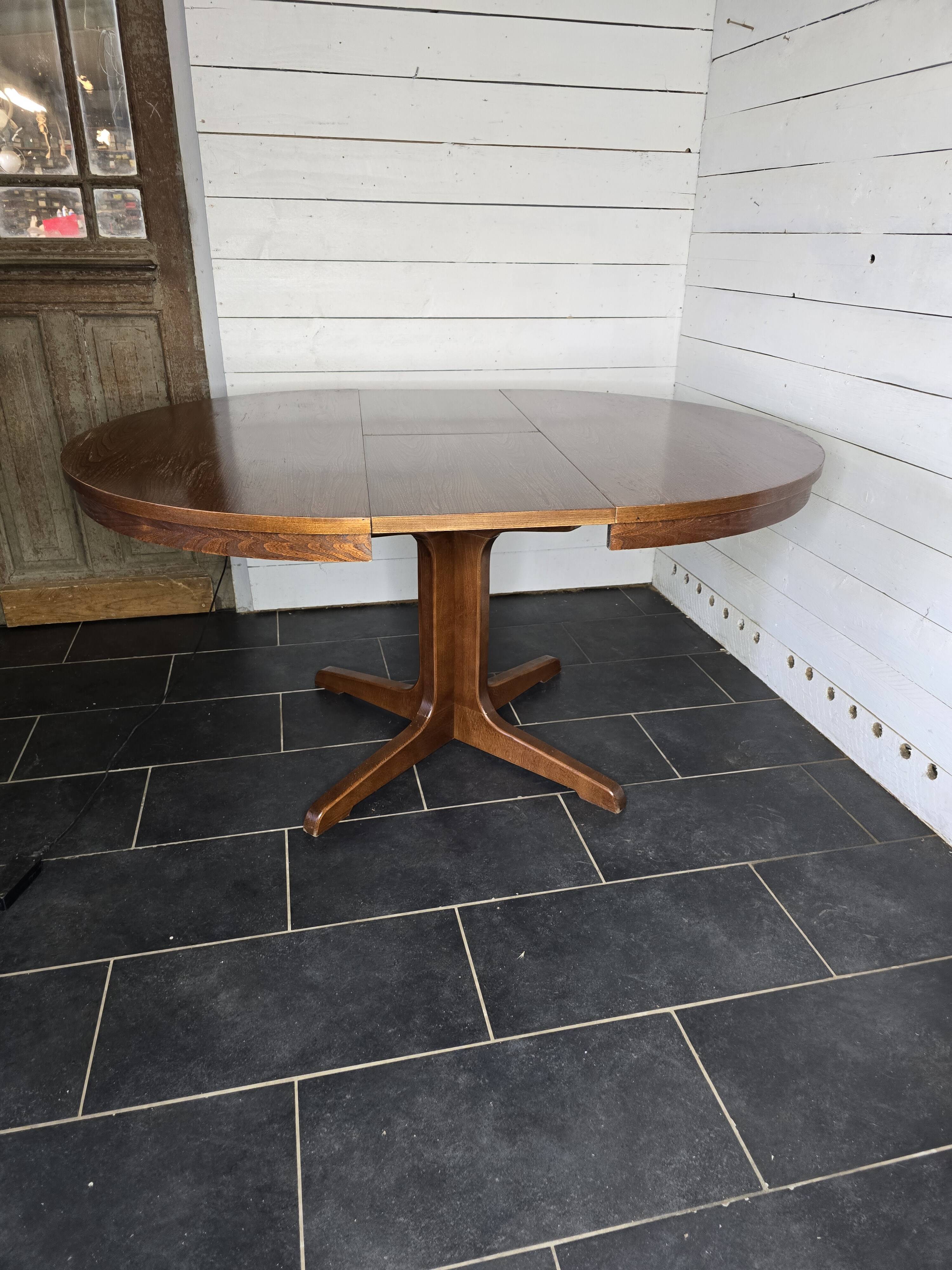 Vintage extendable round table from the 60s
