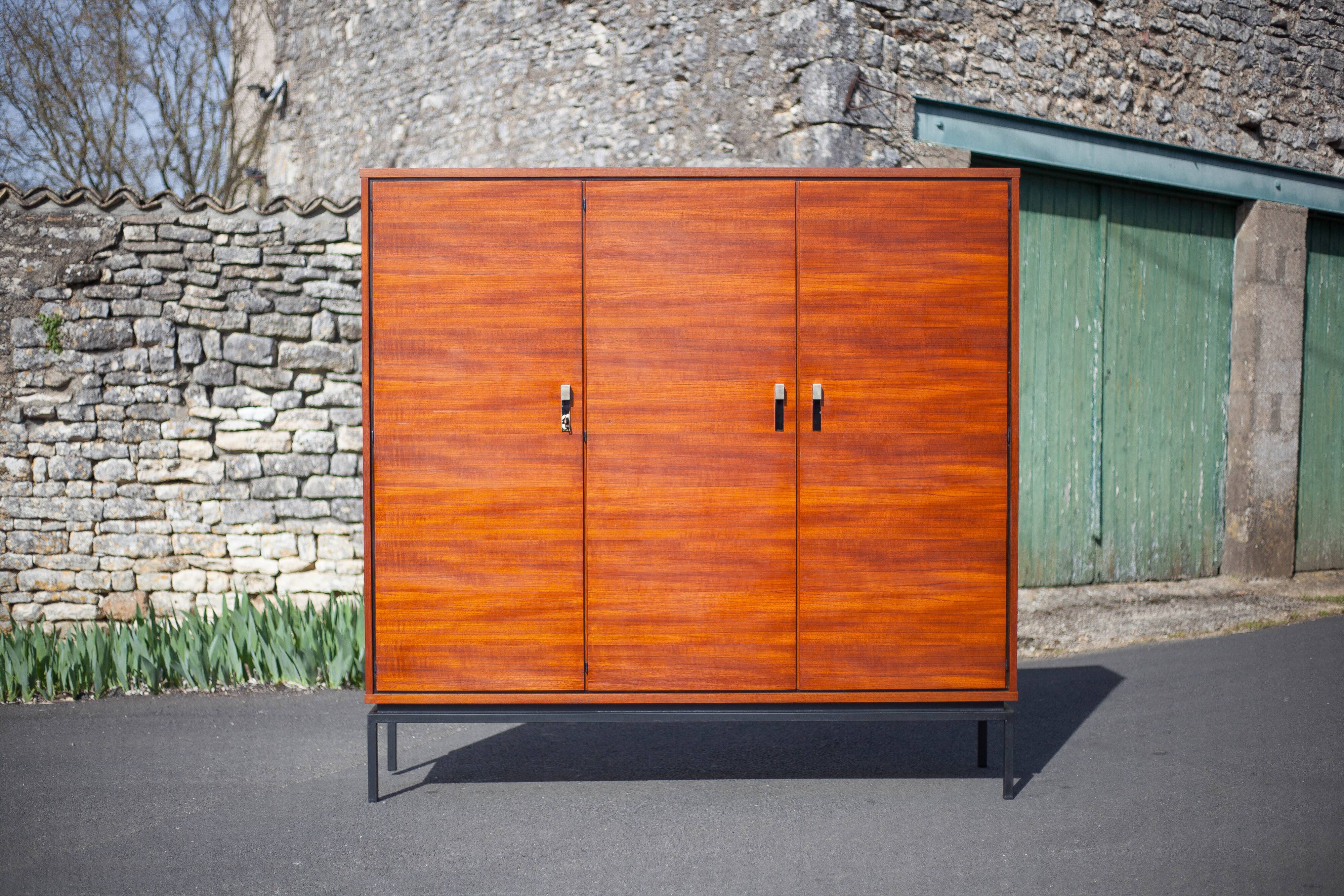 Armoire en bois 3 portes 60's