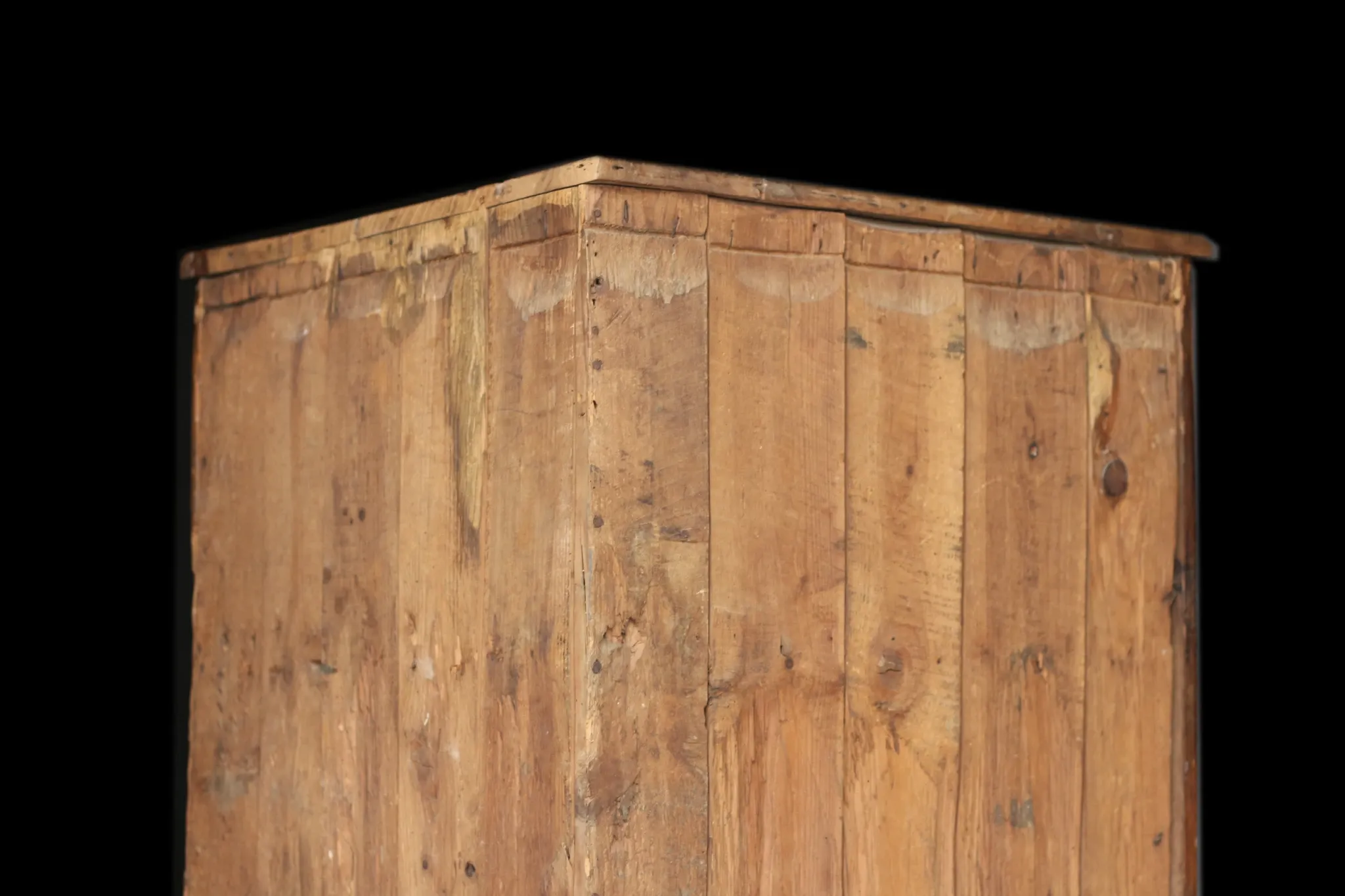 Splendid walnut corner cabinet from the early 19th century. A magnificent patina.