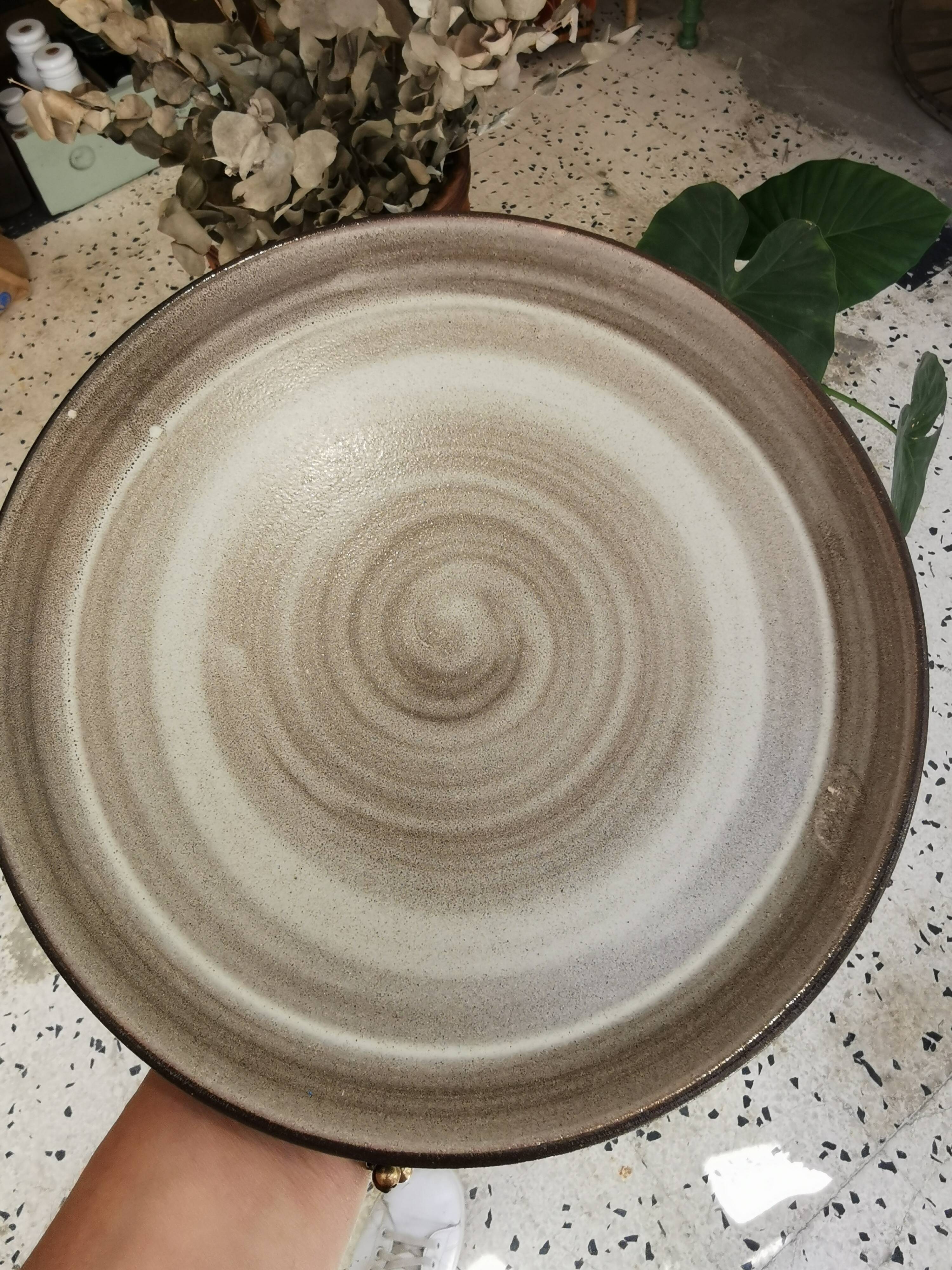 8 flat plates in vintage ceramic