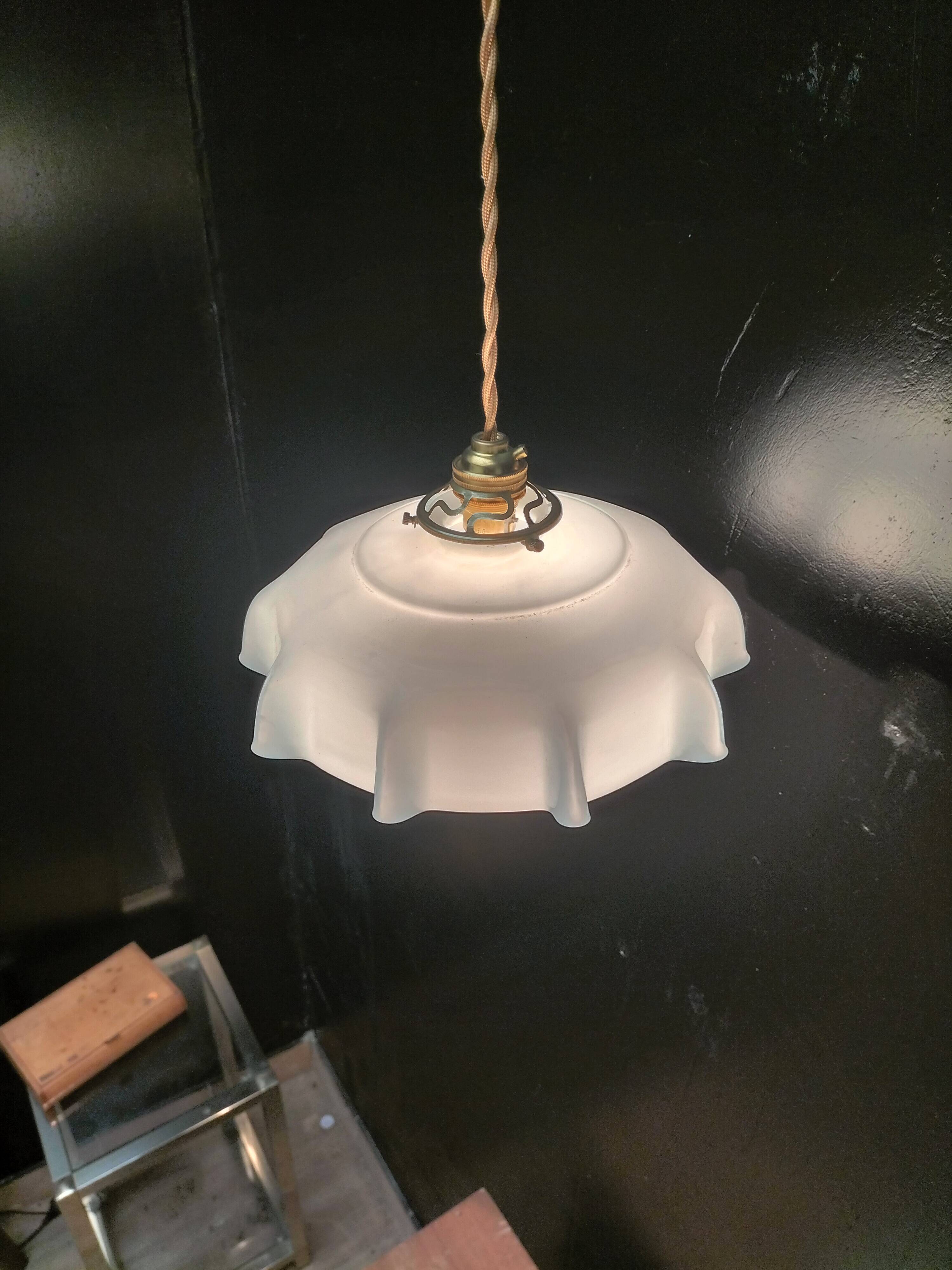 Blue opaline suspension