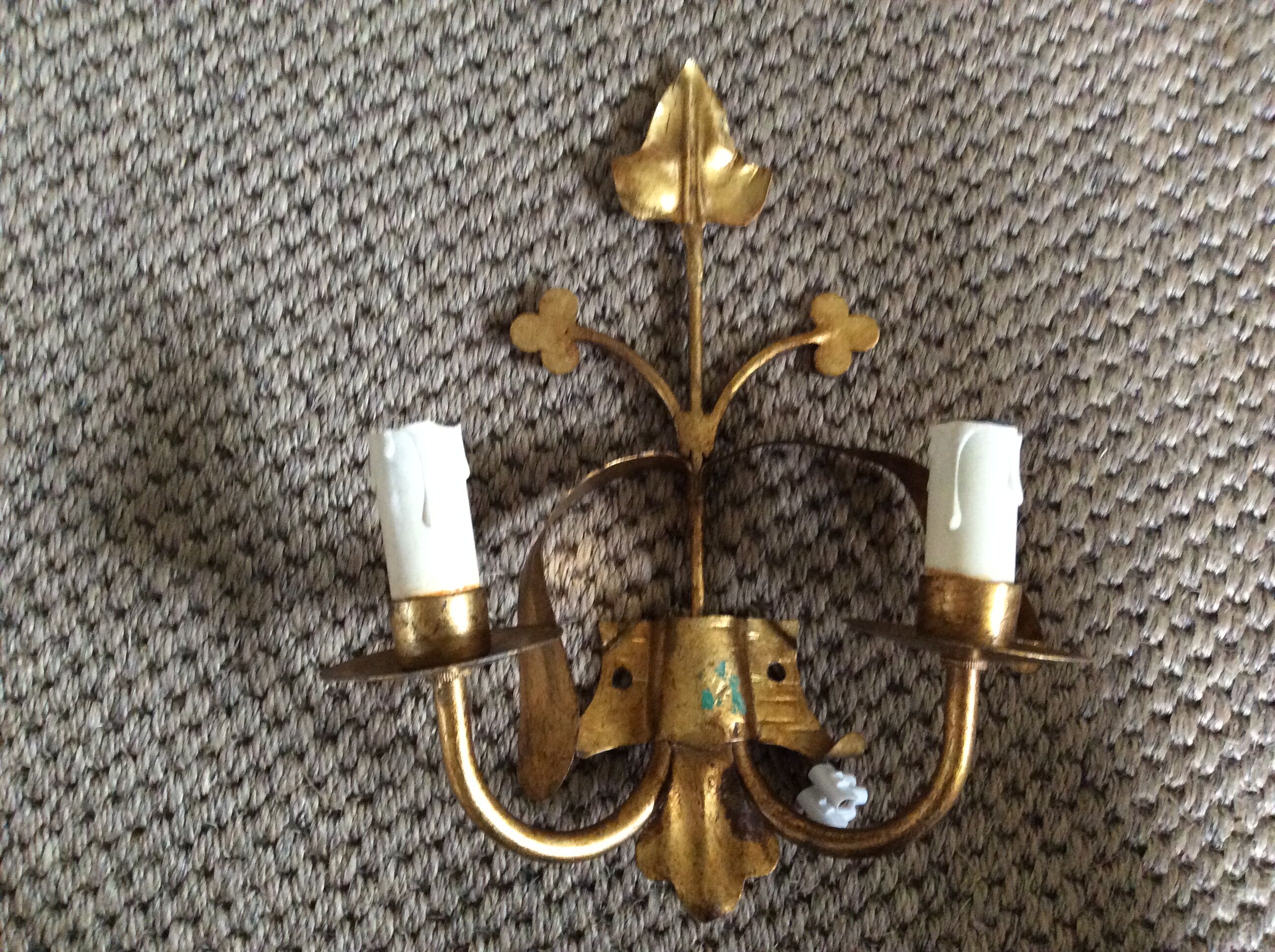 Wall lamp in gold metal