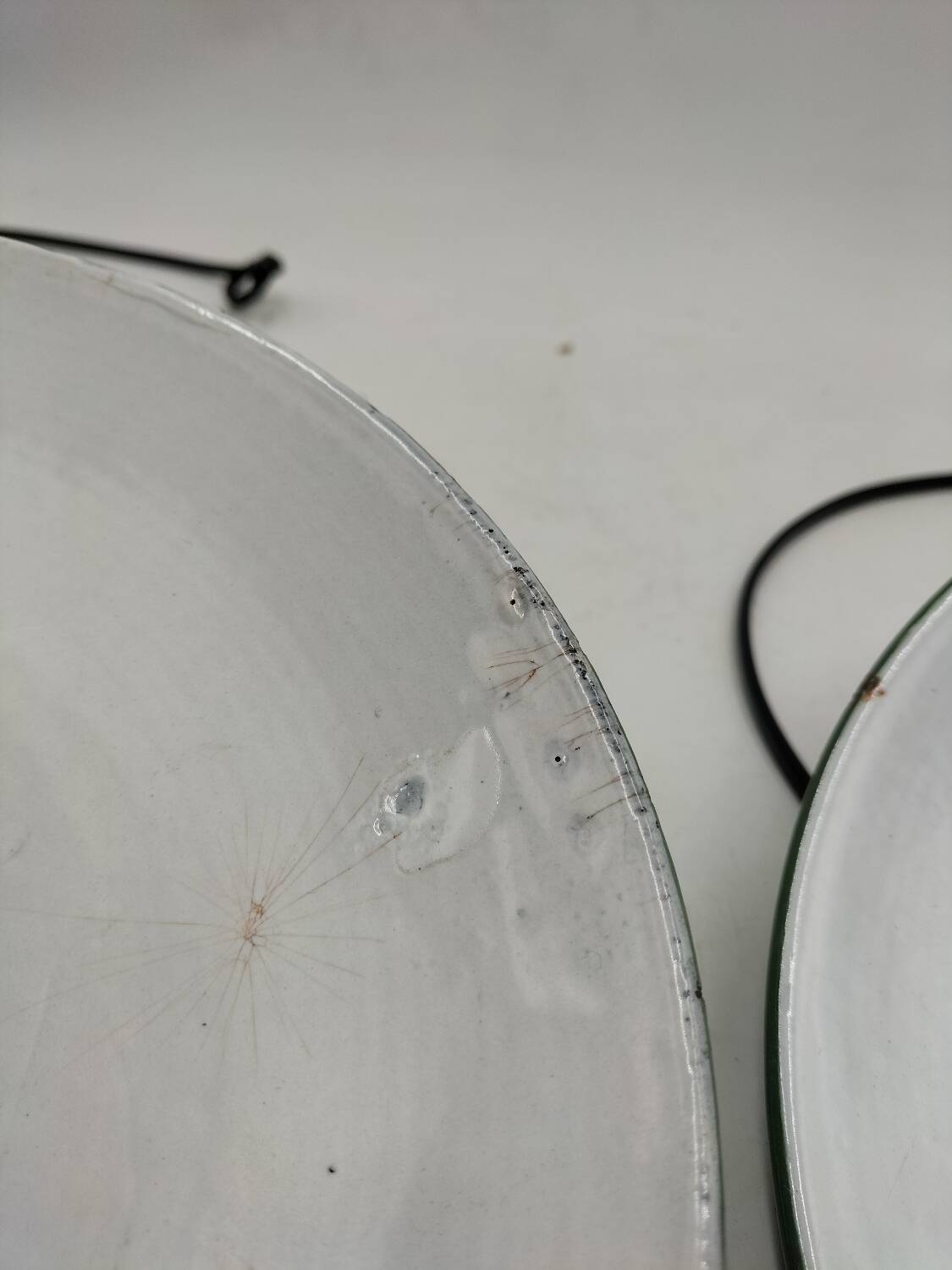 2 enamelled sheet metal suspensions