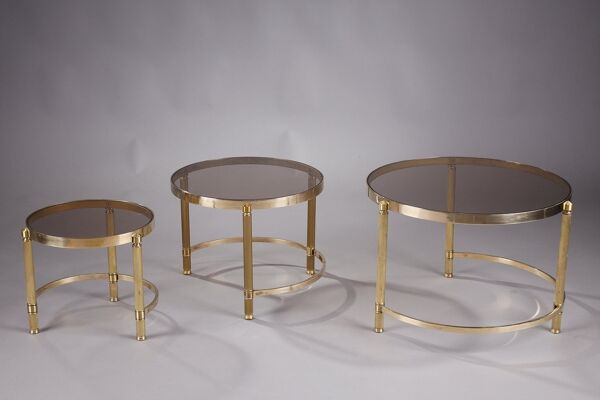 Set de trois tables basses gigognes en bronze et verre fumé, années 70