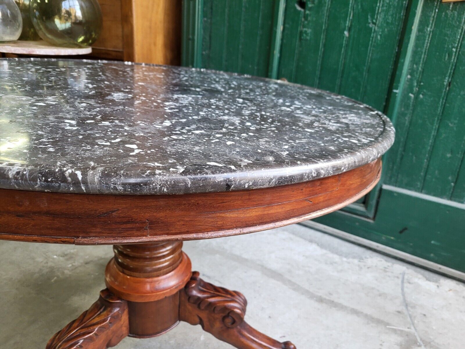 Round pedestal table with marble top and mahogany tripod from the 19th century