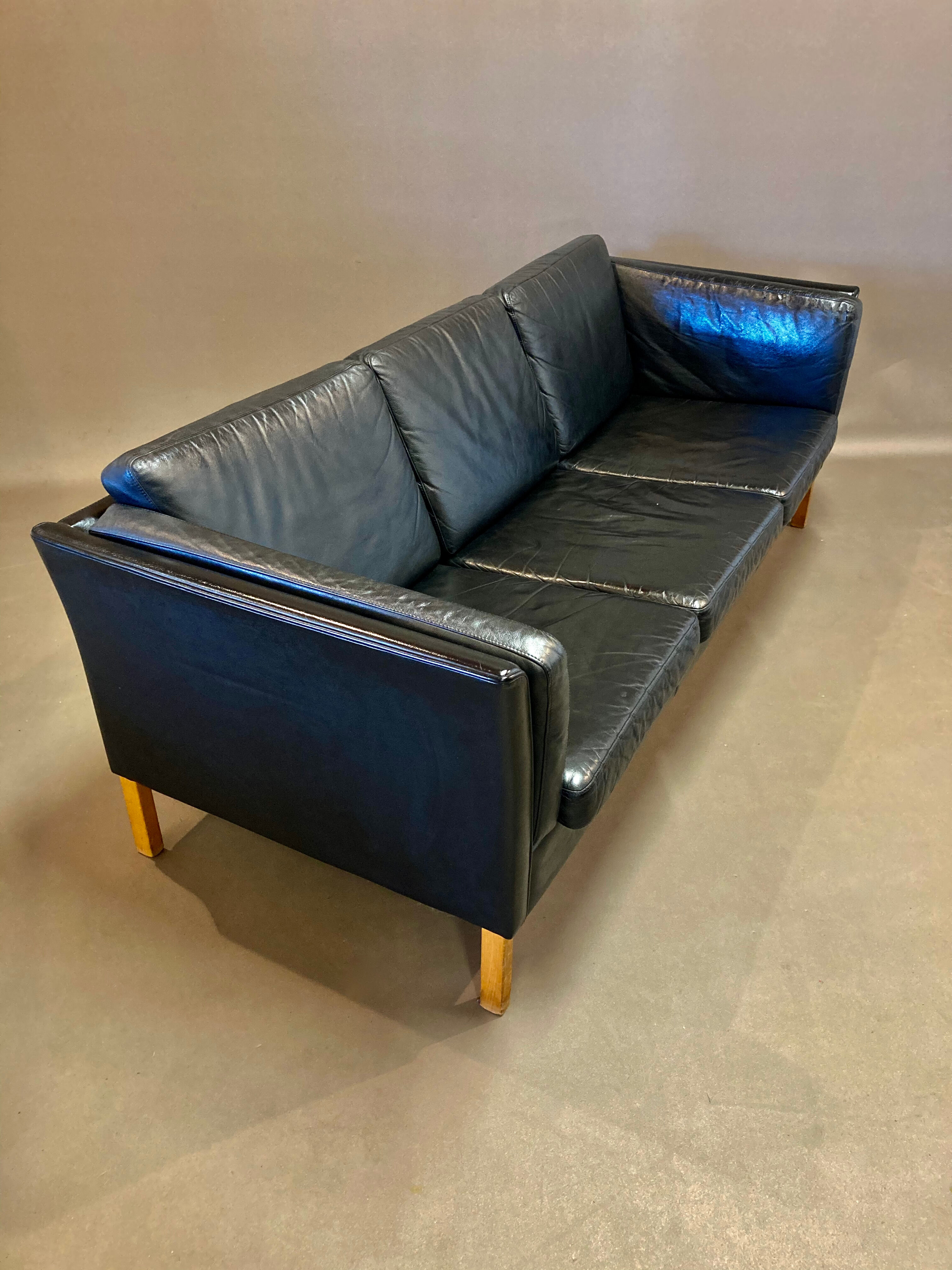 Sofa 3 places black leather Scandinavian design