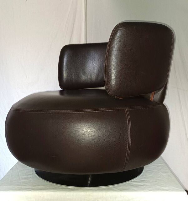 Fauteuil tournant CURL en cuir marron par Roche Bobois
